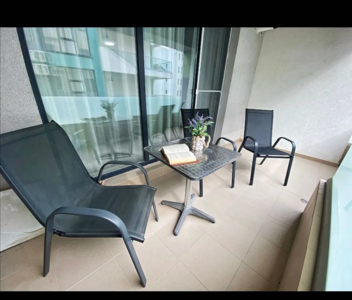 Vând studio la promenadă - Vând garsonieră tip studio la malul mării, in Mamaia Nord, în zona Papaya, mobilată si utilată cu: centrala pe gaz, aer condiționat, frigider, plită inductie, mașina de spălat rufe... etc Garsoniera are cadastru si intabulare, se afla la 30m de plaja si 200 m de Lidl, langa Allezzi Infinity, pe o strada asfaltată, intr-un imobil de 5 etaje, cu lift. Garsoniera are o terasă generoasă cu vedere laterală spre mare. Utilitățile sunt pe persoana fizică si are asociatie de proprietari, ceea ce e un mare avantaj. Este o investiție pentru cei care doresc s o inchirieze in regim hotelier.