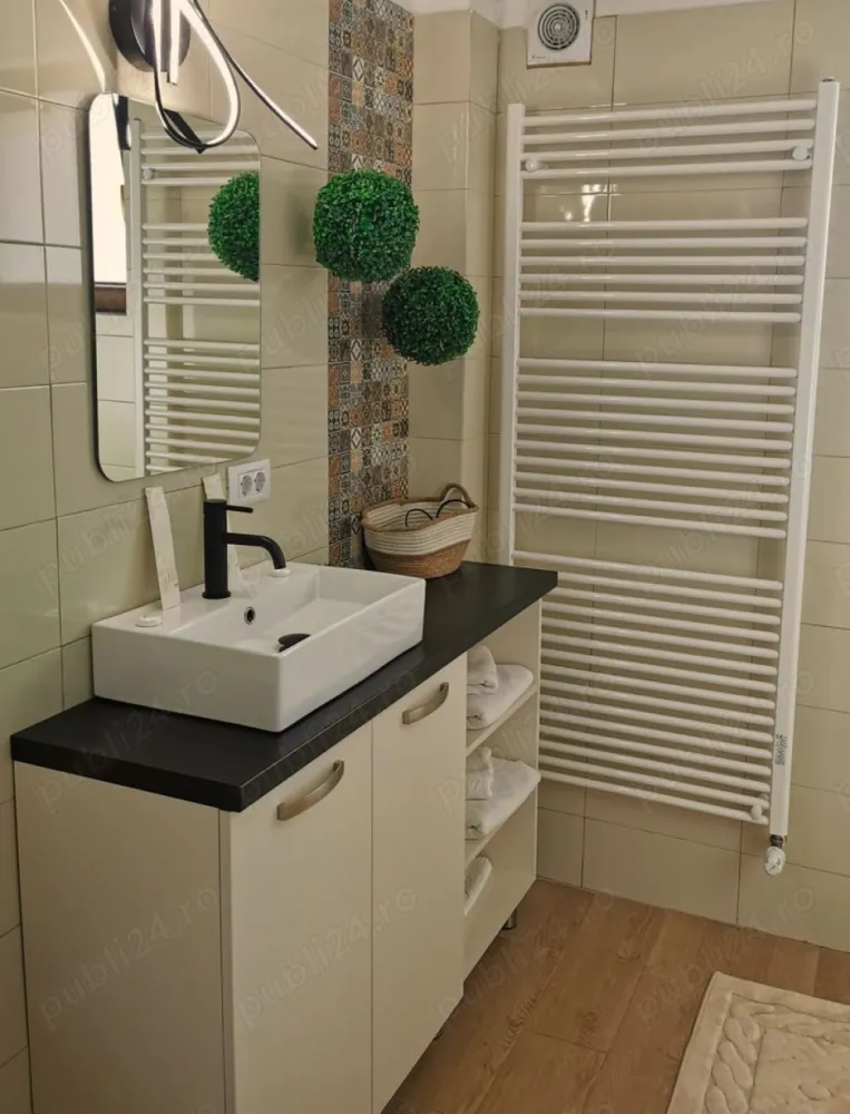 Pensiune Ultracentrala IASI - ROI 10 ani - Se vinde pensiune ultracentrala in IASI. Categoria 3 stele. Formata din: - 8 camere de cazare intre 15 si 60 mp - Apartament tip PENTHOUSE 100mp + terasa 110 mp Total SU: 400mp + terasa 110 mp + foisor 8mp Toate camerele sunt dotate cu mobilier nou, facut la comanda, bucatarie, dulap, baie proprie cu dus tip walk-in. Return of Investment: 
