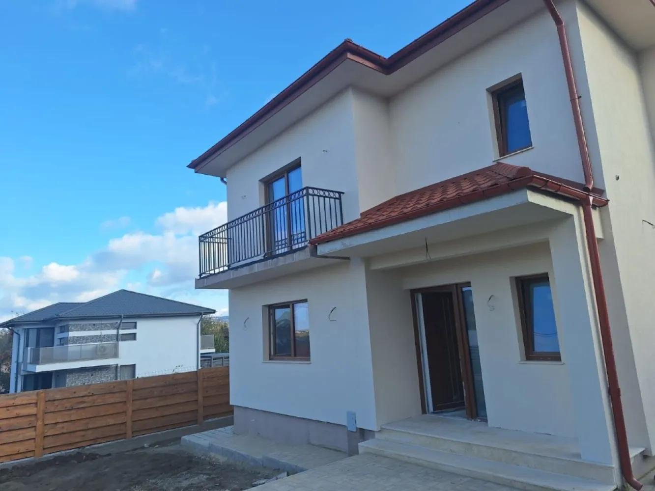 Casa P+E ,140 mp utili,451 mp teren, Hlincea,MUTARE IMEDIATA.