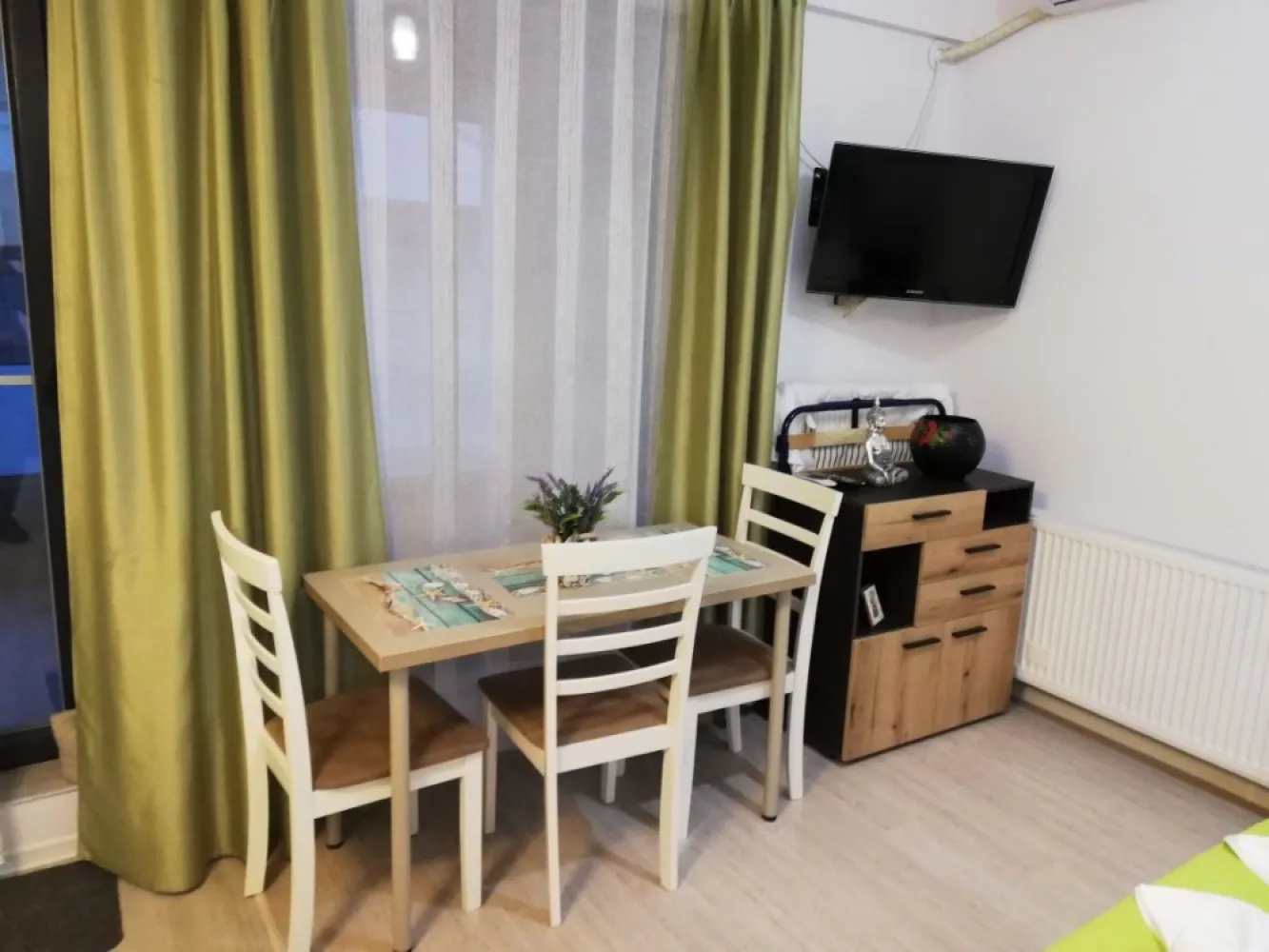 Vând studio la promenadă - Vând garsonieră tip studio la malul mării, in Mamaia Nord, în zona Papaya, mobilată si utilată cu: centrala pe gaz, aer condiționat, frigider, plită inductie, mașina de spălat rufe... etc Garsoniera are cadastru si intabulare, se afla la 30m de plaja si 200 m de Lidl, langa Allezzi Infinity, pe o strada asfaltată, intr-un imobil de 5 etaje, cu lift. Garsoniera are o terasă generoasă cu vedere laterală spre mare. Utilitățile sunt pe persoana fizică si are asociatie de proprietari, ceea ce e un mare avantaj. Este o investiție pentru cei care doresc s o inchirieze in regim hotelier.