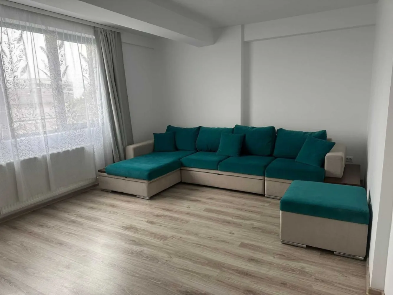 Apartament 3 camere, 85mp, parcare subterana, zona 1 Decembrie 1918 - Vand apartament 3 camere in bloc finalizat 2020, complet decomandat, zona statiei de metrou 1 Decembrie 1918 / Pallady, 85mp, 2 bai, etajul 5/5, loc de parcare privat in subteran (acces cu telecomanda) - a fost caminul nostru, nu ne-am gandit niciodata ca vom ajunge sa il vindem. Blocul este dotat cu interfon, intrarea in curtea se face cu cartela, sistem de supraveghere video in toate spatiile comune, inclusiv in parcare si in lift. Locatie : Sectorul 3, intersectia B-dului Theodor Pallady cu Str. Mizil. Statia de metrou 1 Decembrie 1918 este situata la 200m (pe google maps) sau 2 min de mers pe jos, lenes, statia de tramvai este in fata blocului, la parterul blocului exista un Mega Image (mare), coafor si barber shop, optica medicala, parca si o curatatorie chimica. LIDL este in fata blocului, Penny peste Bdul Pallady, la 3-4 min de mers pe jos. La 3 statii de tramvai, avem Kaufland, IKEA, Metro, Jumbo, Decathlon, Jysk, Leroy Merlin, Dedeman, Mc Donalds, Auchan, KFC, XXXLutz, etc... La 1km, se afla Centrul Comercial Titan, o galerie comerciala mare, unde gasiti cinematograf, food court, World Class, locuri de joaca, etc... Zona este foarte frumoasa, verde, parcuri peste tot (cel mai aproape este in spatele blocului, la 2 min de mers pe jos), in continua dezvoltare. Sunt 2-3 gradinite de stat in imediata apropere a blocului, la fel si crese sau scoli. Afterschool fix in spatele blocului, 15 secunde de la poarta blocului. Apartamentul se vinde mobilat si utilat : Centrala proprie cu termostat 2 paturi de 2m x 1.8m, ambele cu depozitare, dressing-uri. Canapea de 3.8m x 2m, care se extinde si devine un pat imens, foarte calitativa, facuta la comanda Mobila de bucatarie din MDF vopsit, foarte calitativa 2 aparate AC premium, Carrier, se pot conecta la internet Combina frigorifica Hotpoint Ariston Plita Bosch Cuptor electric Bosch Masina de spalat vase Bosch Masina de spalat Beko Hota Beko TV Sony 102cm TV Sharp in bucatarie Pret 200.001 euro EXCLUS agentii imobiliare!!! Va multumesc anticipat pentru atentie.