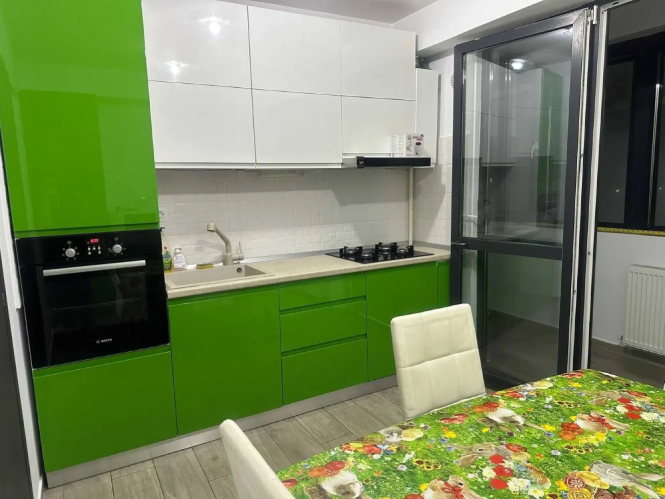 Apartament 3 camere, 85mp, parcare subterana, zona 1 Decembrie 1918 - Vand apartament 3 camere in bloc finalizat 2020, complet decomandat, zona statiei de metrou 1 Decembrie 1918 / Pallady, 85mp, 2 bai, etajul 5/5, loc de parcare privat in subteran (acces cu telecomanda) - a fost caminul nostru, nu ne-am gandit niciodata ca vom ajunge sa il vindem. Blocul este dotat cu interfon, intrarea in curtea se face cu cartela, sistem de supraveghere video in toate spatiile comune, inclusiv in parcare si in lift. Locatie : Sectorul 3, intersectia B-dului Theodor Pallady cu Str. Mizil. Statia de metrou 1 Decembrie 1918 este situata la 200m (pe google maps) sau 2 min de mers pe jos, lenes, statia de tramvai este in fata blocului, la parterul blocului exista un Mega Image (mare), coafor si barber shop, optica medicala, parca si o curatatorie chimica. LIDL este in fata blocului, Penny peste Bdul Pallady, la 3-4 min de mers pe jos. La 3 statii de tramvai, avem Kaufland, IKEA, Metro, Jumbo, Decathlon, Jysk, Leroy Merlin, Dedeman, Mc Donalds, Auchan, KFC, XXXLutz, etc... La 1km, se afla Centrul Comercial Titan, o galerie comerciala mare, unde gasiti cinematograf, food court, World Class, locuri de joaca, etc... Zona este foarte frumoasa, verde, parcuri peste tot (cel mai aproape este in spatele blocului, la 2 min de mers pe jos), in continua dezvoltare. Sunt 2-3 gradinite de stat in imediata apropere a blocului, la fel si crese sau scoli. Afterschool fix in spatele blocului, 15 secunde de la poarta blocului. Apartamentul se vinde mobilat si utilat : Centrala proprie cu termostat 2 paturi de 2m x 1.8m, ambele cu depozitare, dressing-uri. Canapea de 3.8m x 2m, care se extinde si devine un pat imens, foarte calitativa, facuta la comanda Mobila de bucatarie din MDF vopsit, foarte calitativa 2 aparate AC premium, Carrier, se pot conecta la internet Combina frigorifica Hotpoint Ariston Plita Bosch Cuptor electric Bosch Masina de spalat vase Bosch Masina de spalat Beko Hota Beko TV Sony 102cm TV Sharp in bucatarie Pret 200.001 euro EXCLUS agentii imobiliare!!! Va multumesc anticipat pentru atentie.