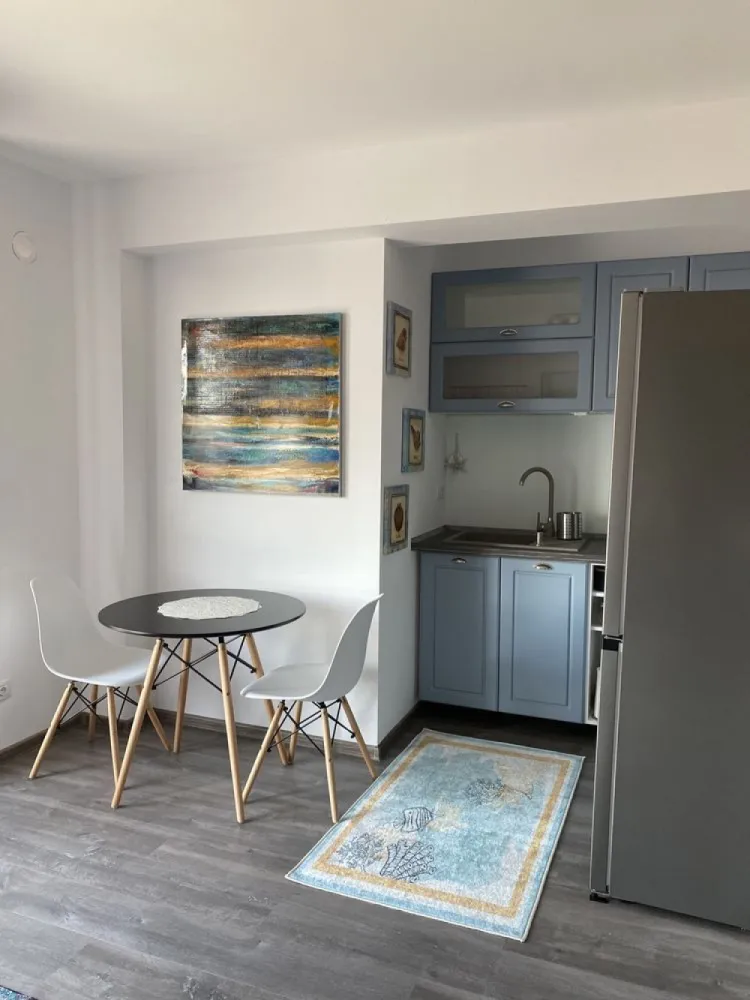Studio Mamaia Nord - Studio Mamaia Nord pe partea cu marea, an constructie 2021, persoana fizica, complet mobilat si utilat, se vinde ca in poze, bloc nou cu doar 11 apartamente, utilitati cu contract individual direct la furnizori, centrala independenta pe gaz, aer conditionat, aparataj electric modular model Gewis, tamplarie PVC Salamander, interfon, suprafata totala 71,4 mp din care terasa+balcon 40,1 mp, parcare proprietate privata in curtea imobilului, distanta fata de mare aprox 250 m, in imediata vecinatate se afla complexul Alezzi, Lidl, plaja Kazebo.