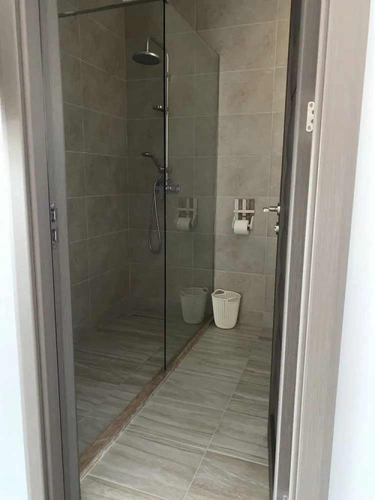 Studio Mamaia Nord - Studio Mamaia Nord pe partea cu marea, an constructie 2021, persoana fizica, complet mobilat si utilat, se vinde ca in poze, bloc nou cu doar 11 apartamente, utilitati cu contract individual direct la furnizori, centrala independenta pe gaz, aer conditionat, aparataj electric modular model Gewis, tamplarie PVC Salamander, interfon, suprafata totala 71,4 mp din care terasa+balcon 40,1 mp, parcare proprietate privata in curtea imobilului, distanta fata de mare aprox 250 m, in imediata vecinatate se afla complexul Alezzi, Lidl, plaja Kazebo.