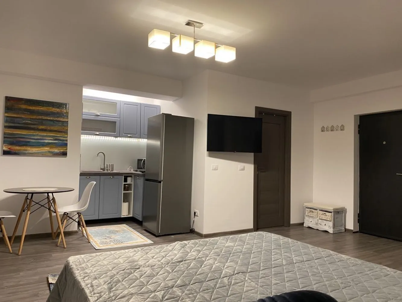 Studio Mamaia Nord - Studio Mamaia Nord pe partea cu marea, an constructie 2021, persoana fizica, complet mobilat si utilat, se vinde ca in poze, bloc nou cu doar 11 apartamente, utilitati cu contract individual direct la furnizori, centrala independenta pe gaz, aer conditionat, aparataj electric modular model Gewis, tamplarie PVC Salamander, interfon, suprafata totala 71,4 mp din care terasa+balcon 40,1 mp, parcare proprietate privata in curtea imobilului, distanta fata de mare aprox 250 m, in imediata vecinatate se afla complexul Alezzi, Lidl, plaja Kazebo.