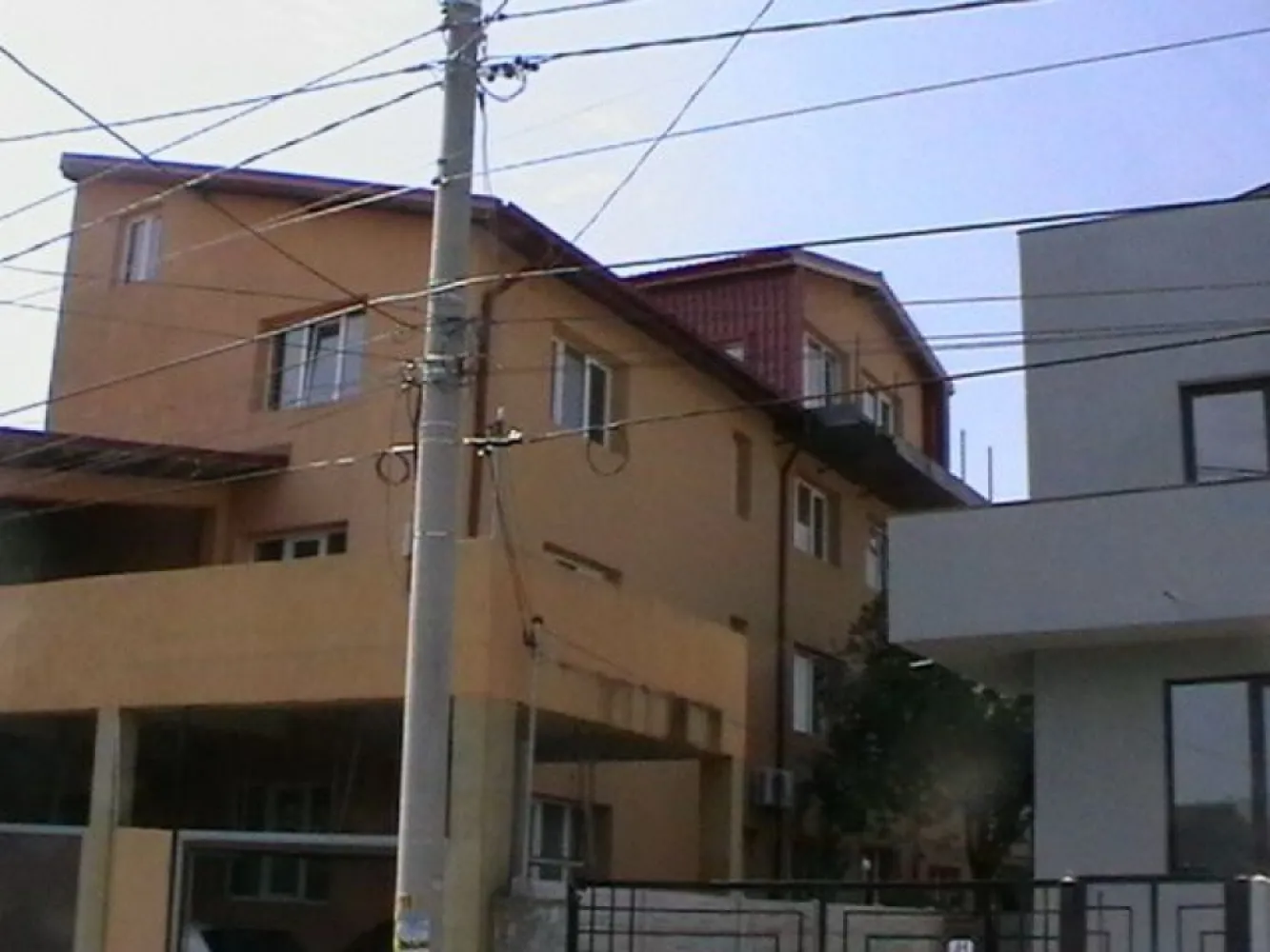 Bucurestii Noi, Sf. Gheorghe Podului vila vanzare - Bucurestii Noi 300 m statie metrou Straulesti 2 min. vila vanzare teren 500 mp, 900 mp construit 3 apartamente in vila cu intrari separate b+p+2et+m are 2 intrari din 2 strazi diferite apa gaze curent 220V++380V DE VANZARE Bucurestii noi vila de vanzare teren 500 mp 900 mp construit 3 apartemente in vila cu intrari separate B+P+2Et+M VILA are doua 2 intrari din 2 strazi diferite apa gaze curent 220V-380V trifazic centrala garaje si locuri de parcare beci 3 terase mari Chiosc Gradina cu Gazon si ghivece cu flori- situata in zona linistita fara trafic intens cartier de vile si case cu strazi asfaltate market-uri in zona Careffour Lidel Mega Image -- Strand Plaja Verde - STATIE de Metrou LA COLTUL STRAZI la 300 ml --- Parter finalizat + 1 et la un ap finalizat -- etajele in stadiu de finisare -- - Aveti Acces catre Centru, Baneasa, Otopeni, Aviatiei, Herastrau, Damaroaia, Pajura, Chitila, Jiului, Grivitei, ! Mai-Ion Mihalache, Domenii, PRET = 1.150.000 Euro - NEGOCIABIL Usor -- TEL - 0721339995 /// 0747176811