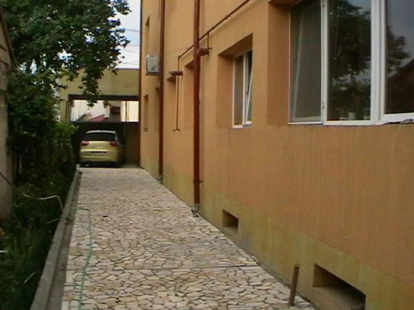 Bucurestii Noi, Sf. Gheorghe Podului vila vanzare - Bucurestii Noi 300 m statie metrou Straulesti 2 min. vila vanzare teren 500 mp, 900 mp construit 3 apartamente in vila cu intrari separate b+p+2et+m are 2 intrari din 2 strazi diferite apa gaze curent 220V++380V DE VANZARE Bucurestii noi vila de vanzare teren 500 mp 900 mp construit 3 apartemente in vila cu intrari separate B+P+2Et+M VILA are doua 2 intrari din 2 strazi diferite apa gaze curent 220V-380V trifazic centrala garaje si locuri de parcare beci 3 terase mari Chiosc Gradina cu Gazon si ghivece cu flori- situata in zona linistita fara trafic intens cartier de vile si case cu strazi asfaltate market-uri in zona Careffour Lidel Mega Image -- Strand Plaja Verde - STATIE de Metrou LA COLTUL STRAZI la 300 ml --- Parter finalizat + 1 et la un ap finalizat -- etajele in stadiu de finisare -- - Aveti Acces catre Centru, Baneasa, Otopeni, Aviatiei, Herastrau, Damaroaia, Pajura, Chitila, Jiului, Grivitei, ! Mai-Ion Mihalache, Domenii, PRET = 1.150.000 Euro - NEGOCIABIL Usor -- TEL - 0721339995 /// 0747176811