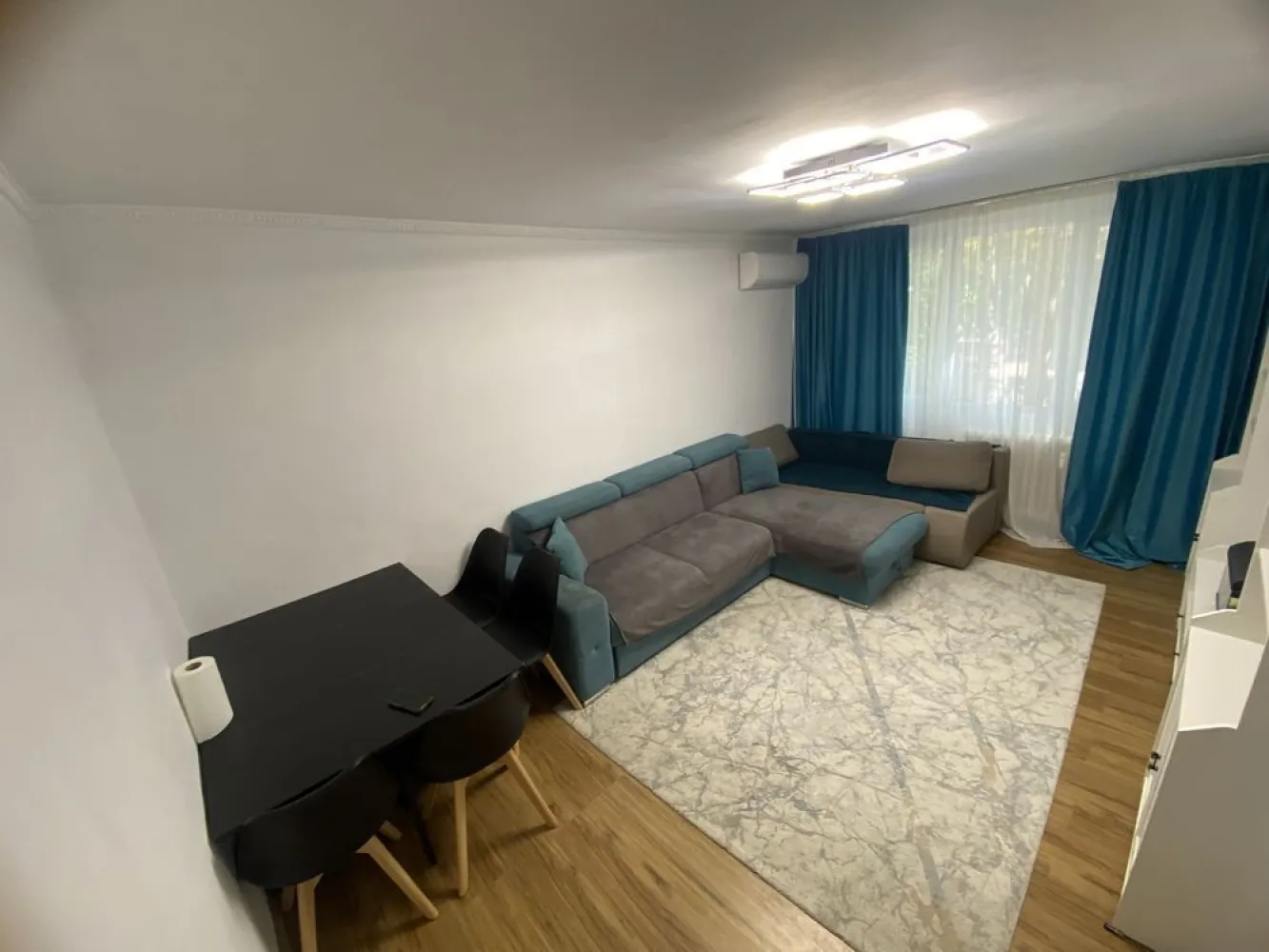 Vând apartament - Vând apartament complet mobilat. CF1 Cuprinde si balcon si debara de depozitare. Apartamentul este renovat anul acesta, într-o zona accesibilă si perfectă pentru familii. Creșă fiind la ieșirea din bloc, grădinița lângă, scoală la 200 de m iar liceu la aproximativ 400 de m. Până în statie de STB faci aproximativ 3 minute de mers pe jos. Metroul la 10 minute distanță (Piata Sudului). Lângă apartament dispui de: Brutărie non-stop, mega-image, barber-shop, shaormerie si de tot ce ar avea nevoie o familie. Zona: Izvorul Rece- Brâncoveanu.