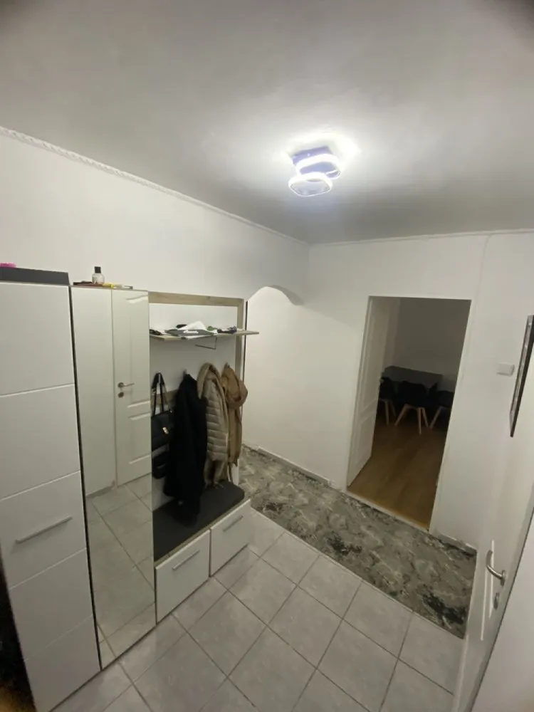 Vând apartament - Vând apartament complet mobilat. CF1 Cuprinde si balcon si debara de depozitare. Apartamentul este renovat anul acesta, într-o zona accesibilă si perfectă pentru familii. Creșă fiind la ieșirea din bloc, grădinița lângă, scoală la 200 de m iar liceu la aproximativ 400 de m. Până în statie de STB faci aproximativ 3 minute de mers pe jos. Metroul la 10 minute distanță (Piata Sudului). Lângă apartament dispui de: Brutărie non-stop, mega-image, barber-shop, shaormerie si de tot ce ar avea nevoie o familie. Zona: Izvorul Rece- Brâncoveanu.