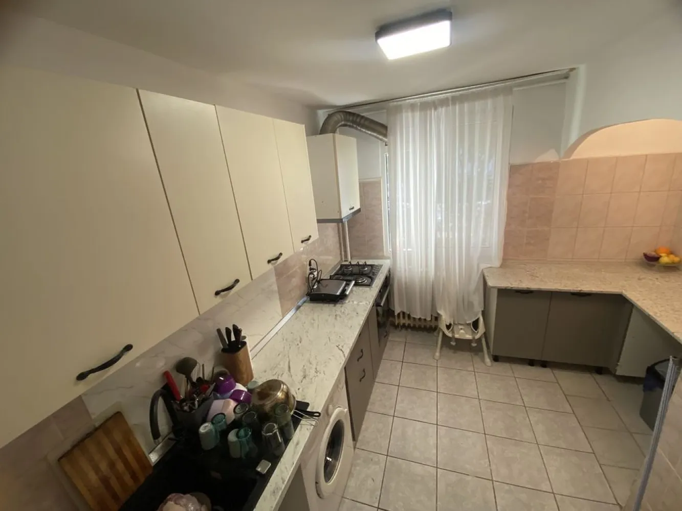 Vând apartament - Vând apartament complet mobilat. CF1 Cuprinde si balcon si debara de depozitare. Apartamentul este renovat anul acesta, într-o zona accesibilă si perfectă pentru familii. Creșă fiind la ieșirea din bloc, grădinița lângă, scoală la 200 de m iar liceu la aproximativ 400 de m. Până în statie de STB faci aproximativ 3 minute de mers pe jos. Metroul la 10 minute distanță (Piata Sudului). Lângă apartament dispui de: Brutărie non-stop, mega-image, barber-shop, shaormerie si de tot ce ar avea nevoie o familie. Zona: Izvorul Rece- Brâncoveanu.