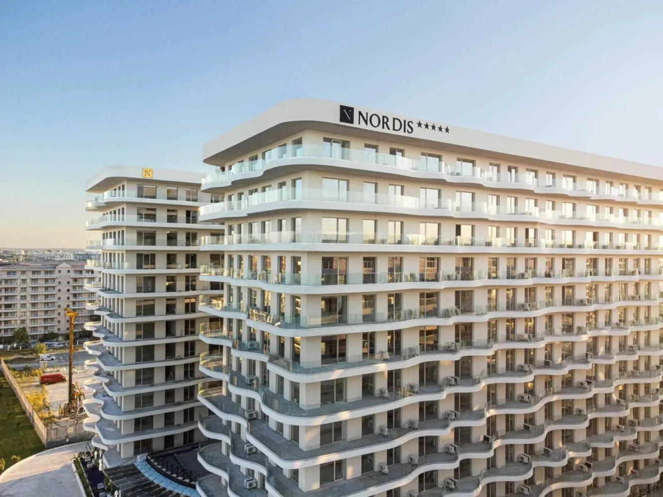 Studio tip Capri Nordis Mamaia - Vand studio Capri in complexul Nordis Mamaia, blocul 3 rezidential, etajul 2, cu vedere la zona de spa. Momentan cesionez promisiunea, dar se poate semna contractul de vanzare-cumparare cu dezvoltatorul. Termenul de finalizare al imobilului este septembrie 2023. Achitat aproape integral, mai sunt de platit aproximativ 3500 de euro la predare. Pretul studioului este considerabil mai mic decat daca ar fi achizitionat direct de la dezvoltator. Suprafata totala de 37 mp, din care 7.8 mp terasa. Nordis Mamaia este cel mai mare ansamblu hotelier și rezidențial de 5 stele din nordul stațiunii Mamaia aproape de zona de entertainment și cluburi. Complexul ofera un număr impresionant de facilități precum: - SPA de 3.200 mp; - Piscine interioare și exterioare; - 12 Restaurante și cafenele; - Plajă proprie; - Sala de fitness / Centru de recuperare medicală; - Loc de joacă pentru copii; - Parcare privată; - Cinema VIP; - Concierge; - Smart Home.