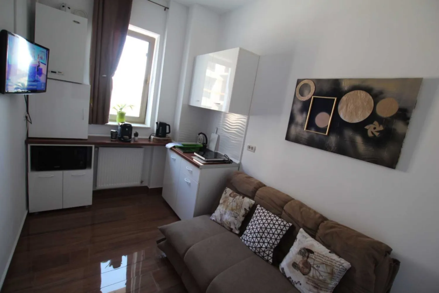 Studio de vanzare in zona cluburilor din Mamaia - Vedere la mare - Studio cu vedere la mare in zona cluburilor din Mamaia. In complex rezidential Twin Rezidence , vis a vis de hotel Opera si White Tower - Afacere la cheie. Distanta pana la plaja de 50 m Distanta pana la Club Nuba 100 m Complexul este dotat cu parcare cu bariera, supraveghere video parcare ,lift si holuri Ideal pentru inchiriat de sezon .Locatia se vinde cu tot cu contul de Booking (Aura Studio Mamaia) cu nota 10 si contul de Airbnb (Aura Studio Mamaia) unde are 5 stele si supergazda ambele cu rezervari pana in Septembrie - se poate face instruirea de gestionarea conturilor daca se doreste. Locatia este situata la etajul 4/7 in cladire cu lift. Se vinde complet mobilat si utilat: - dormitor cu pat, aer conditionat ,TV, Wifi, Cablu Digi , tavan barisol, sifonier , noptiere , fotolii ... - chicineta complet utilata, centrala termica pe gaze,TV, canapea extensibila, aparat de expresso , cuptor cu microunde, plita pe inductie ... - baie complet utilata - balcon cu vedere la mare dotat cu mese , scaune si uscator de prosoape extensibil , - hol - frigider , oglinda , cuier ... La usa de intrare este montat sistem Smart Lock pentru o mai usoara gestionare de la distanta. Pret 89 000 euro Negociabil
