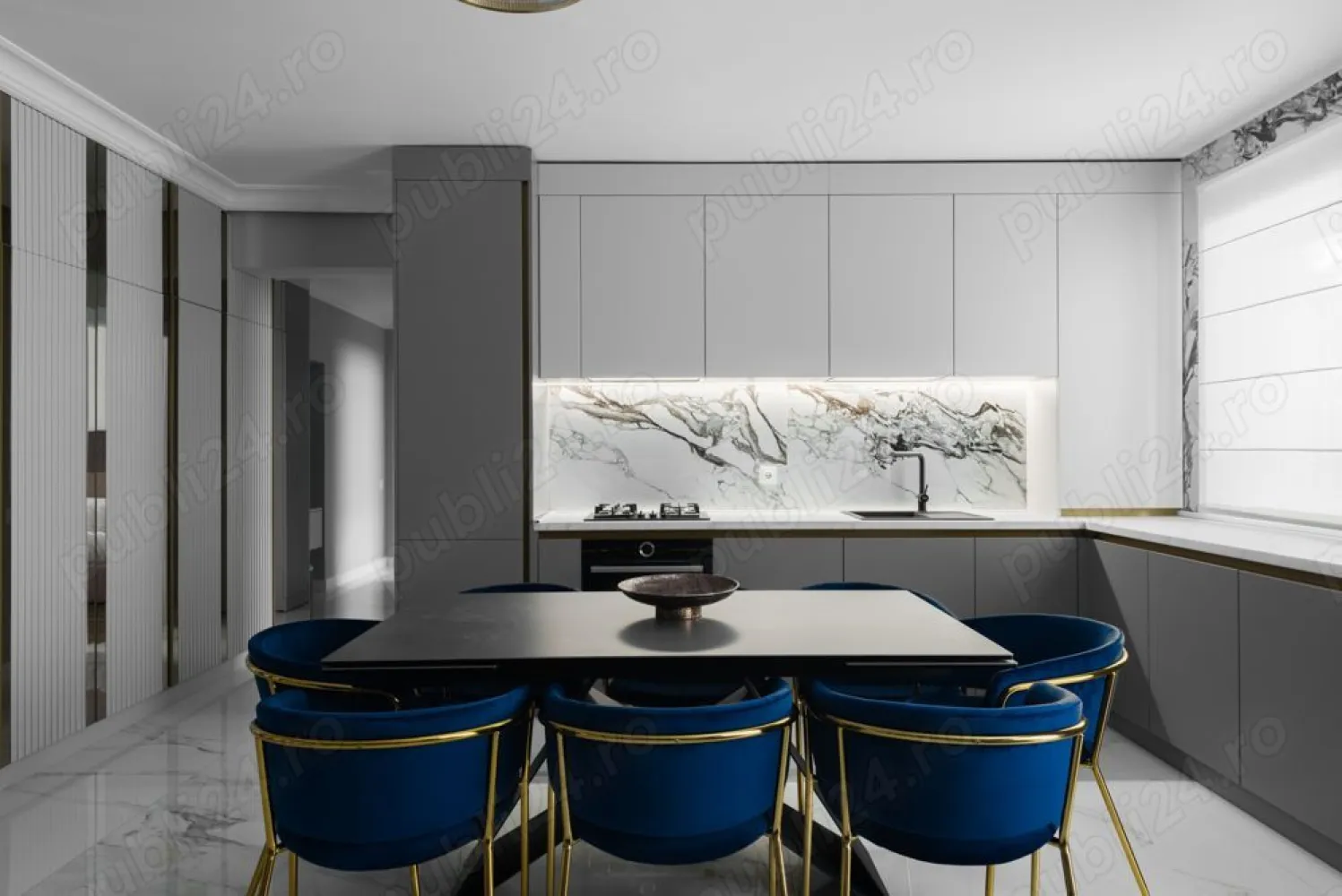 Vând apartament 3 camere complet mobilat și utilat - Vând apartament cu 3 camere,în sectorul 4,București. Ca și punct de reper pe strada cu Dedeman de pe sos. Giurgiului,complex Aria City. Este P+3. Este complet mobilat și utilat, beneficiază de sistemul smart house care m a costat 15 mii de euro. Încălzire în pardoseala,centrala proprie,2 băi,una cu cabina de dus,iar cealaltă cu cadă.Apartamentul se afla la parter,având o suprafața utila de 80 de metri pătrați. În prețul afișat intra și un loc de parcare. Are curte proprie,dimensiunea de 80 de metri patrati,care dispune de un frumos pavilion. Mai multe detalii la telefon.