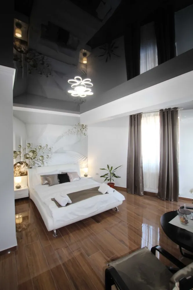 Studio de vanzare in zona cluburilor din Mamaia - Vedere la mare - Studio cu vedere la mare in zona cluburilor din Mamaia. In complex rezidential Twin Rezidence , vis a vis de hotel Opera si White Tower - Afacere la cheie. Distanta pana la plaja de 50 m Distanta pana la Club Nuba 100 m Complexul este dotat cu parcare cu bariera, supraveghere video parcare ,lift si holuri Ideal pentru inchiriat de sezon .Locatia se vinde cu tot cu contul de Booking (Aura Studio Mamaia) cu nota 10 si contul de Airbnb (Aura Studio Mamaia) unde are 5 stele si supergazda ambele cu rezervari pana in Septembrie - se poate face instruirea de gestionarea conturilor daca se doreste. Locatia este situata la etajul 4/7 in cladire cu lift. Se vinde complet mobilat si utilat: - dormitor cu pat, aer conditionat ,TV, Wifi, Cablu Digi , tavan barisol, sifonier , noptiere , fotolii ... - chicineta complet utilata, centrala termica pe gaze,TV, canapea extensibila, aparat de expresso , cuptor cu microunde, plita pe inductie ... - baie complet utilata - balcon cu vedere la mare dotat cu mese , scaune si uscator de prosoape extensibil , - hol - frigider , oglinda , cuier ... La usa de intrare este montat sistem Smart Lock pentru o mai usoara gestionare de la distanta. Pret 89 000 euro Negociabil