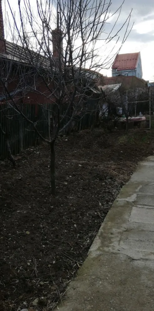 Casa de vânzare cu teren - Persoana fizica propune spre vanzare in Iaşi o casa cu teren situat in imediata apropriare de Piața Pacurari, Gradina Botanica, Şcoala gimnaziala Ion Creanga , Moara de Foc si acces spre Copou.Suprafața totala a terenului din masuratori cadastrale este de 290mp iar construcția C1-casa de locuit avind o suprafata de 61mp, structurat pe 2 camere, bucatarie, baie, camara si hol. Beneficiaza de centrala termica , geamuri din termopan , racordat la utilitați-apa, curent electric , gaz. Proprietatea este inscrisâ in cartea funciara si deține certificat energetic. Aceasta casa reprezinta o oportunitate ,putând fi reabilitata și transformata intr-un spațiu de locuit modern. De aseamenea , aceasta se afla in imediata apropriare de multiple magazine, cabinete medicale, notari publici, banci si farmacii, beneficiind astfel de diverse facilitati și sevicii. Vinzare directa doar persoane fizice fara agentii imobiliare.Preț usor negociabil. me