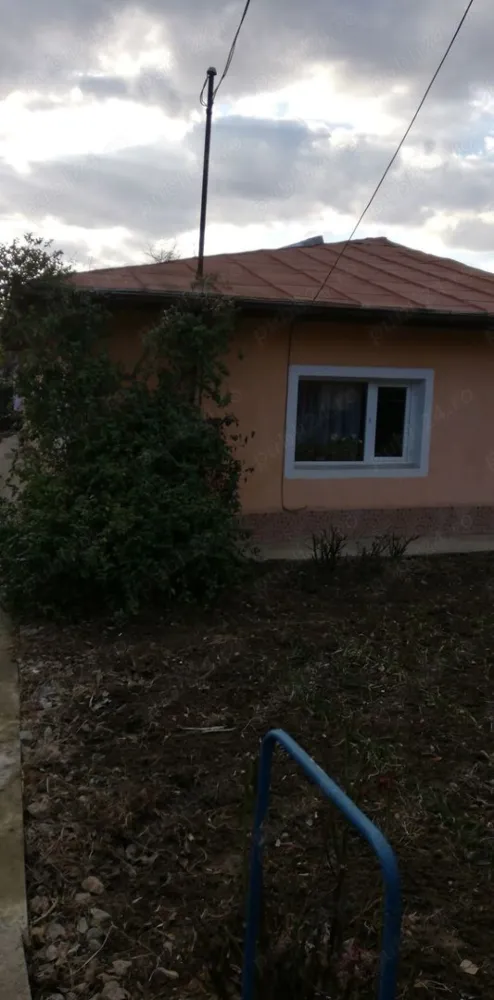 Casa de vânzare cu teren - Persoana fizica propune spre vanzare in Iaşi o casa cu teren situat in imediata apropriare de Piața Pacurari, Gradina Botanica, Şcoala gimnaziala Ion Creanga , Moara de Foc si acces spre Copou.Suprafața totala a terenului din masuratori cadastrale este de 290mp iar construcția C1-casa de locuit avind o suprafata de 61mp, structurat pe 2 camere, bucatarie, baie, camara si hol. Beneficiaza de centrala termica , geamuri din termopan , racordat la utilitați-apa, curent electric , gaz. Proprietatea este inscrisâ in cartea funciara si deține certificat energetic. Aceasta casa reprezinta o oportunitate ,putând fi reabilitata și transformata intr-un spațiu de locuit modern. De aseamenea , aceasta se afla in imediata apropriare de multiple magazine, cabinete medicale, notari publici, banci si farmacii, beneficiind astfel de diverse facilitati și sevicii. Vinzare directa doar persoane fizice fara agentii imobiliare.Preț usor negociabil. me