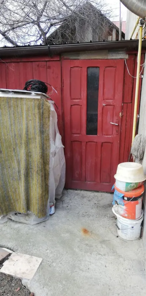 Casa de vânzare cu teren - Persoana fizica propune spre vanzare in Iaşi o casa cu teren situat in imediata apropriare de Piața Pacurari, Gradina Botanica, Şcoala gimnaziala Ion Creanga , Moara de Foc si acces spre Copou.Suprafața totala a terenului din masuratori cadastrale este de 290mp iar construcția C1-casa de locuit avind o suprafata de 61mp, structurat pe 2 camere, bucatarie, baie, camara si hol. Beneficiaza de centrala termica , geamuri din termopan , racordat la utilitați-apa, curent electric , gaz. Proprietatea este inscrisâ in cartea funciara si deține certificat energetic. Aceasta casa reprezinta o oportunitate ,putând fi reabilitata și transformata intr-un spațiu de locuit modern. De aseamenea , aceasta se afla in imediata apropriare de multiple magazine, cabinete medicale, notari publici, banci si farmacii, beneficiind astfel de diverse facilitati și sevicii. Vinzare directa doar persoane fizice fara agentii imobiliare.Preț usor negociabil. me