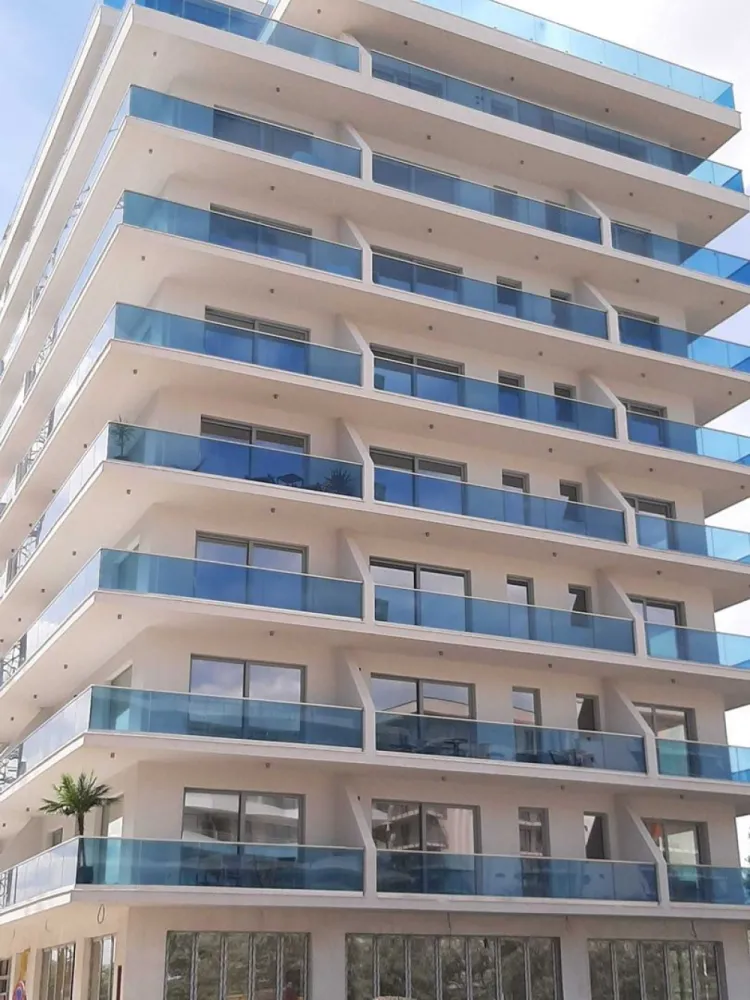 Vand apartament 2 camere cu vedere la mare Mamaia Nord - Vand apartament cu 2 camere in Mamaia Nord ( in zona cu plaja nelargita, ideal pentru familii cu copii si nu numai ), format din living si bucatarie ( 23,75 mp ), baie ( 5,19 mp ), dormitor ( 14,36 mp ) si balcon ( 9,75 mp ). Apartamentul se afla la etajul 7/9 in noul complex rezidential Wave 5 ( finalizat in 2023 ) situat pe Str. Promenada Năvodari, la 50 m de plaja. Apartamentul beneficiaza de vedere la mare fiind pozitionat intr-o zona linistita, fara constructii apropiate. Apartamentul a fost finalizat în februarie 2023 ( gresie, faianta, dus, usi interioare, finisaje, instalatii si obiecte sanitare, termice, electrice, incalzire in pardoseala, mobila de bucatarie pe comanda, etc. ) și se vinde complet utilat si mobilat, totul este nou, cu garantie. Complexul va beneficia de restaurante la parter, alee privata cu bariera si locuri de parcare gratuite. Apartamentul poate gazdui cel putin 4 adulti si doi copii ( in dormitor este pat matrimonial 180 x 200 foarte comfortabil - tip hotel, cu spatii de depozitare, in living canapea extensibila ). Balconul este dotat cu mobilier pentru exterior ( fotolii, masa - toate noi ). Apartamentul este spațios și luminos. Nu accept schimburi. Pentru detalii / informatii suplimentare, va stau la dispozitie doar la numarul de telefon din anunt, nu raspund la mesaje. Rog și ofer seriozitate. Pretul nu este negociabil.