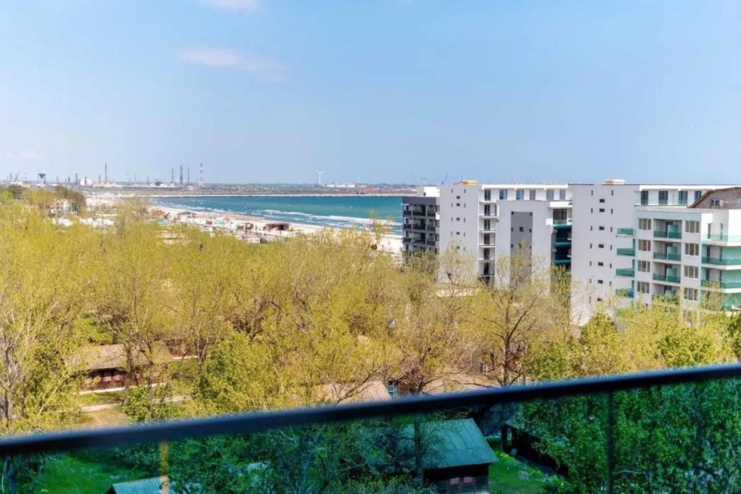 Vand apartament 2 camere cu vedere la mare Mamaia Nord - Vand apartament cu 2 camere in Mamaia Nord ( in zona cu plaja nelargita, ideal pentru familii cu copii si nu numai ), format din living si bucatarie ( 23,75 mp ), baie ( 5,19 mp ), dormitor ( 14,36 mp ) si balcon ( 9,75 mp ). Apartamentul se afla la etajul 7/9 in noul complex rezidential Wave 5 ( finalizat in 2023 ) situat pe Str. Promenada Năvodari, la 50 m de plaja. Apartamentul beneficiaza de vedere la mare fiind pozitionat intr-o zona linistita, fara constructii apropiate. Apartamentul a fost finalizat în februarie 2023 ( gresie, faianta, dus, usi interioare, finisaje, instalatii si obiecte sanitare, termice, electrice, incalzire in pardoseala, mobila de bucatarie pe comanda, etc. ) și se vinde complet utilat si mobilat, totul este nou, cu garantie. Complexul va beneficia de restaurante la parter, alee privata cu bariera si locuri de parcare gratuite. Apartamentul poate gazdui cel putin 4 adulti si doi copii ( in dormitor este pat matrimonial 180 x 200 foarte comfortabil - tip hotel, cu spatii de depozitare, in living canapea extensibila ). Balconul este dotat cu mobilier pentru exterior ( fotolii, masa - toate noi ). Apartamentul este spațios și luminos. Nu accept schimburi. Pentru detalii / informatii suplimentare, va stau la dispozitie doar la numarul de telefon din anunt, nu raspund la mesaje. Rog și ofer seriozitate. Pretul nu este negociabil.