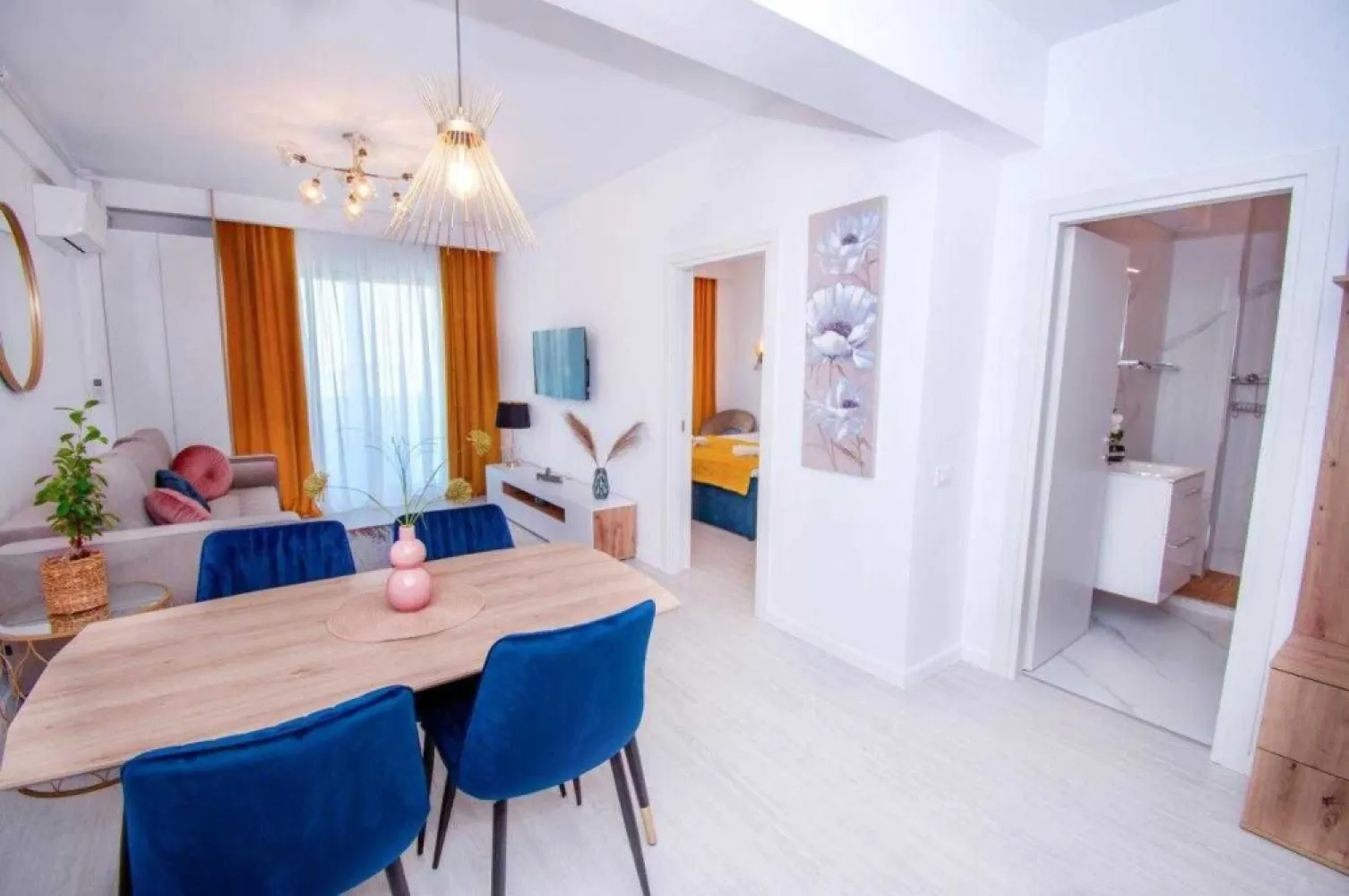 Vand apartament 2 camere cu vedere la mare Mamaia Nord - Vand apartament cu 2 camere in Mamaia Nord ( in zona cu plaja nelargita, ideal pentru familii cu copii si nu numai ), format din living si bucatarie ( 23,75 mp ), baie ( 5,19 mp ), dormitor ( 14,36 mp ) si balcon ( 9,75 mp ). Apartamentul se afla la etajul 7/9 in noul complex rezidential Wave 5 ( finalizat in 2023 ) situat pe Str. Promenada Năvodari, la 50 m de plaja. Apartamentul beneficiaza de vedere la mare fiind pozitionat intr-o zona linistita, fara constructii apropiate. Apartamentul a fost finalizat în februarie 2023 ( gresie, faianta, dus, usi interioare, finisaje, instalatii si obiecte sanitare, termice, electrice, incalzire in pardoseala, mobila de bucatarie pe comanda, etc. ) și se vinde complet utilat si mobilat, totul este nou, cu garantie. Complexul va beneficia de restaurante la parter, alee privata cu bariera si locuri de parcare gratuite. Apartamentul poate gazdui cel putin 4 adulti si doi copii ( in dormitor este pat matrimonial 180 x 200 foarte comfortabil - tip hotel, cu spatii de depozitare, in living canapea extensibila ). Balconul este dotat cu mobilier pentru exterior ( fotolii, masa - toate noi ). Apartamentul este spațios și luminos. Nu accept schimburi. Pentru detalii / informatii suplimentare, va stau la dispozitie doar la numarul de telefon din anunt, nu raspund la mesaje. Rog și ofer seriozitate. Pretul nu este negociabil.