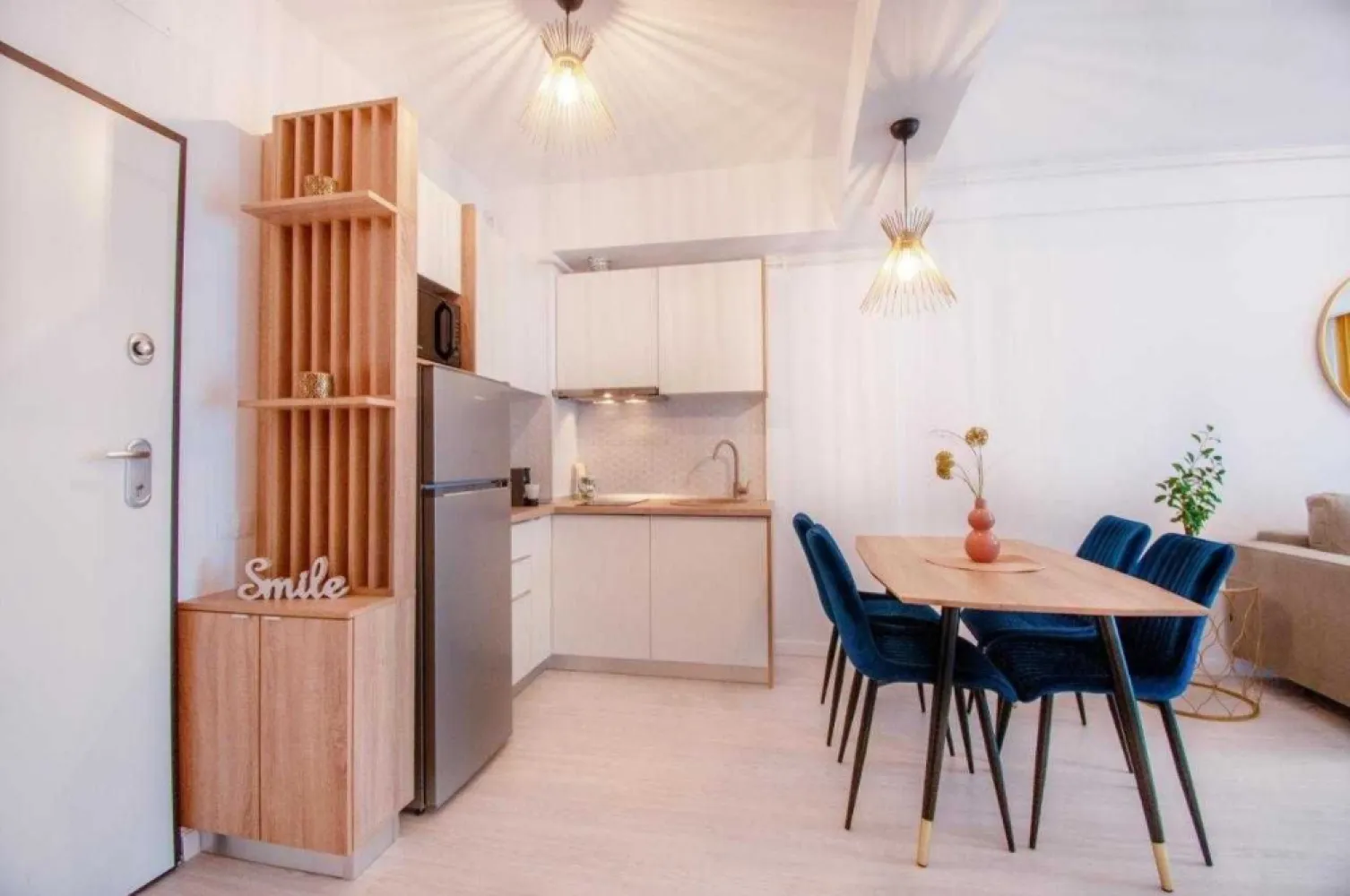 Vand apartament 2 camere cu vedere la mare Mamaia Nord - Vand apartament cu 2 camere in Mamaia Nord ( in zona cu plaja nelargita, ideal pentru familii cu copii si nu numai ), format din living si bucatarie ( 23,75 mp ), baie ( 5,19 mp ), dormitor ( 14,36 mp ) si balcon ( 9,75 mp ). Apartamentul se afla la etajul 7/9 in noul complex rezidential Wave 5 ( finalizat in 2023 ) situat pe Str. Promenada Năvodari, la 50 m de plaja. Apartamentul beneficiaza de vedere la mare fiind pozitionat intr-o zona linistita, fara constructii apropiate. Apartamentul a fost finalizat în februarie 2023 ( gresie, faianta, dus, usi interioare, finisaje, instalatii si obiecte sanitare, termice, electrice, incalzire in pardoseala, mobila de bucatarie pe comanda, etc. ) și se vinde complet utilat si mobilat, totul este nou, cu garantie. Complexul va beneficia de restaurante la parter, alee privata cu bariera si locuri de parcare gratuite. Apartamentul poate gazdui cel putin 4 adulti si doi copii ( in dormitor este pat matrimonial 180 x 200 foarte comfortabil - tip hotel, cu spatii de depozitare, in living canapea extensibila ). Balconul este dotat cu mobilier pentru exterior ( fotolii, masa - toate noi ). Apartamentul este spațios și luminos. Nu accept schimburi. Pentru detalii / informatii suplimentare, va stau la dispozitie doar la numarul de telefon din anunt, nu raspund la mesaje. Rog și ofer seriozitate. Pretul nu este negociabil.