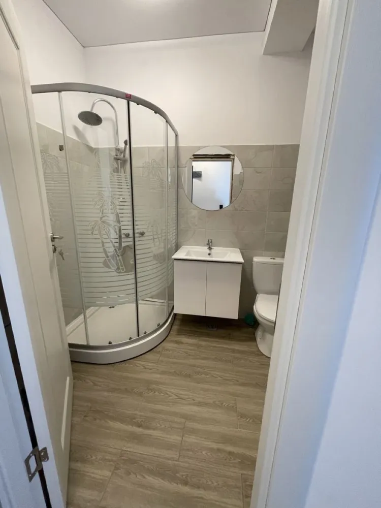Apartament 2 camere lidl navodari mamaia nord - Lift. Parcari suficiente. Peste strada de lidl navodari. Apa, canal , gaze. Curent . Incalzire. 40 mp.+ 10 mp balcon. Totul nou.schimb variante imobiliare bucuresti