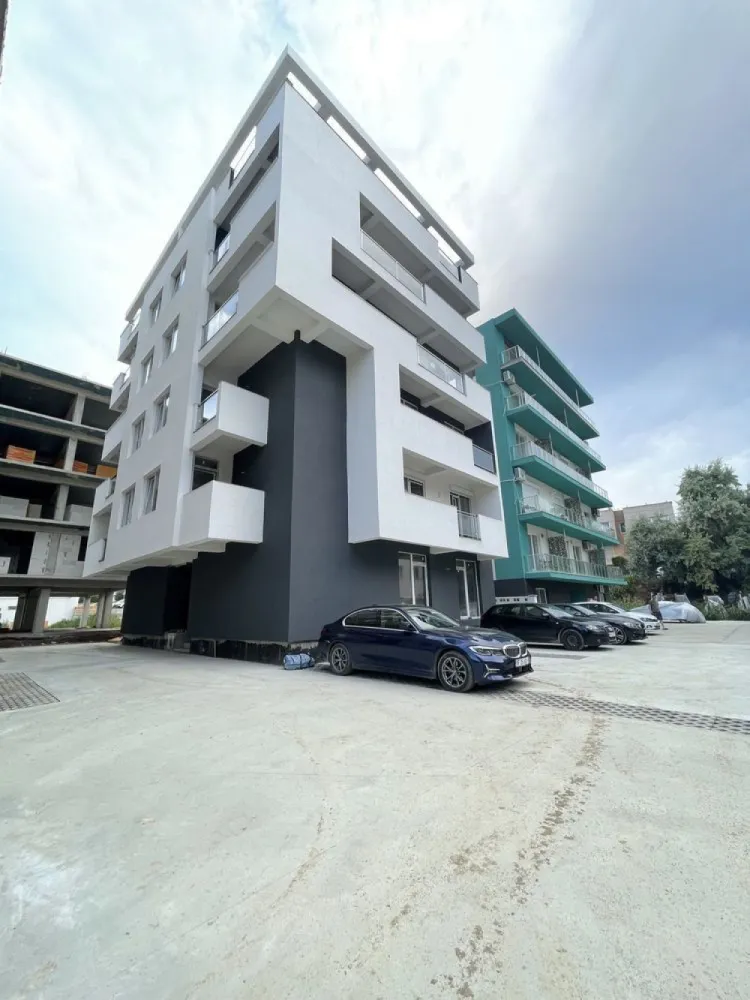 Apartament 2 camere lidl navodari mamaia nord - Lift. Parcari suficiente. Peste strada de lidl navodari. Apa, canal , gaze. Curent . Incalzire. 40 mp.+ 10 mp balcon. Totul nou.schimb variante imobiliare bucuresti