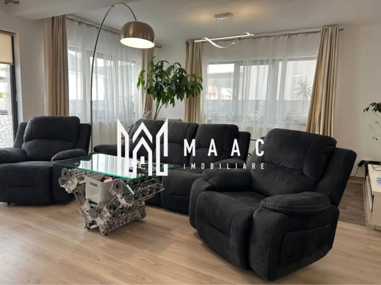Duplex modern și elegant | 119 MPU | Teren 300 mp | Arhitecților - Maac Imobiliare prezintă spre vânzare un imobil tip duplex, situat într-o zonă liniștită și exclusiv de case din Cartierul Arhitecților. Construcția este nouă, finalizată în anul 2023, cu un design modern și finisaje de calitate superioară. Detalii generale: Suprafață utilă: 119,25 mp Suprafață teren: 300 mp (aprox. 200 mp teren liber) Curte amenajată cu: pavaj, gazon, plante ornamentale, grătar din piatră și terasă acoperită Balcoane aferente dormitoarelor Carport inclus Compartimentare: Parter: living spațios și luminos, bucătărie separată cu mobilier pe comandă (închisă cu pereți din sticlă securizată), baie cu duș, spațiu de depozitare, terasă și carport. Etaj: 3 dormitoare generoase (unul matrimonial cu pat 2x2 m și dressing cu mobilier pe comandă, al doilea cu pat matrimonial 1,6x2 m, al treilea cu canapea extensibilă), baie principală deosebită, hol, două balcoane. Avantaje: Se vinde complet mobilat și utilat, exact ca în fotografii Dotări moderne, inclusiv sistem de aer condiționat Curte generoasă, perfectă pentru relaxare și activități în aer liber Cartier rezidențial liniștit, ideal pentru o viață de familie Pentru mai multe informatii specificati ID: CP2750550 }}