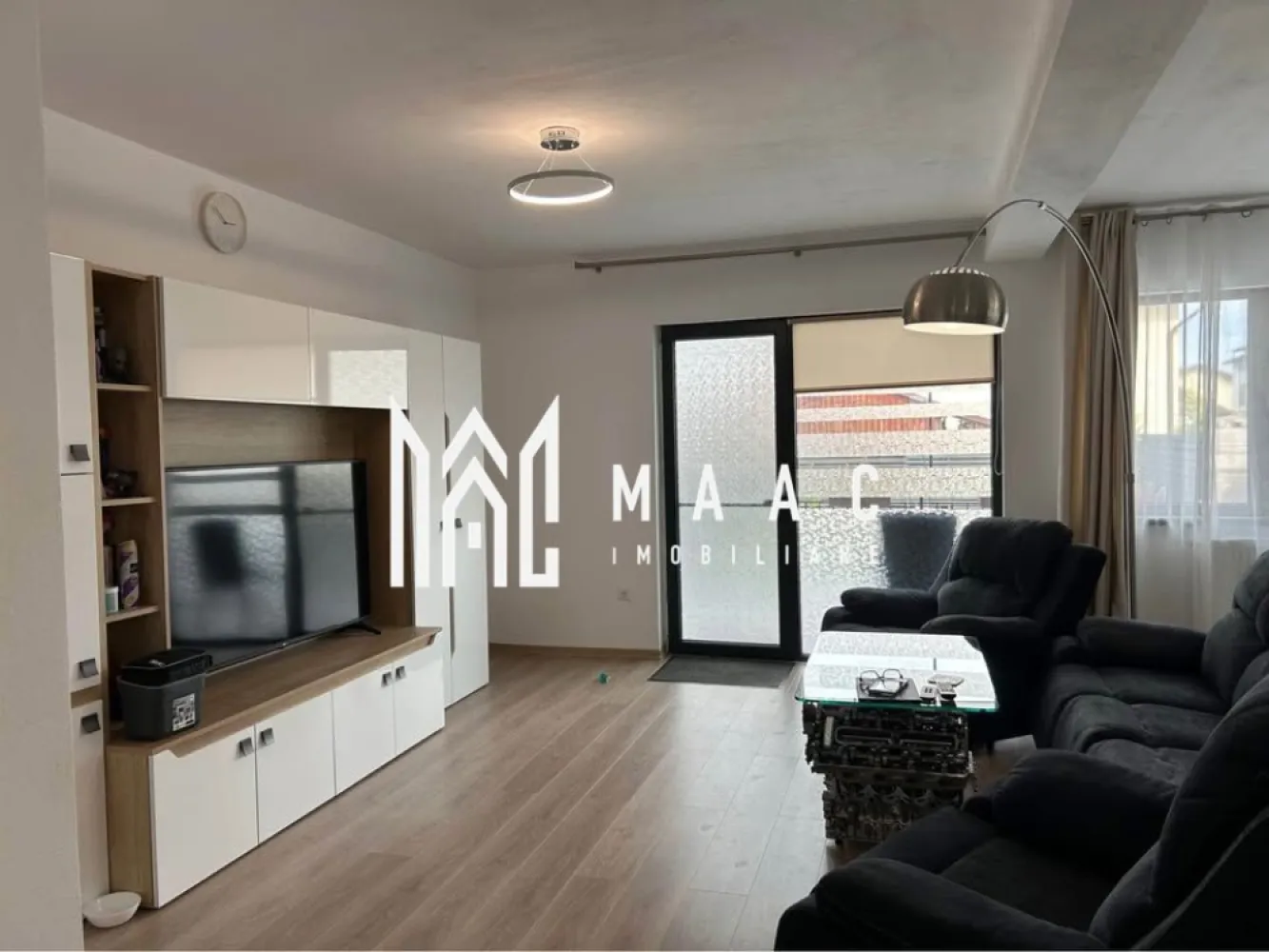 Duplex modern și elegant | 119 MPU | Teren 300 mp | Arhitecților - Maac Imobiliare prezintă spre vânzare un imobil tip duplex, situat într-o zonă liniștită și exclusiv de case din Cartierul Arhitecților. Construcția este nouă, finalizată în anul 2023, cu un design modern și finisaje de calitate superioară. Detalii generale: Suprafață utilă: 119,25 mp Suprafață teren: 300 mp (aprox. 200 mp teren liber) Curte amenajată cu: pavaj, gazon, plante ornamentale, grătar din piatră și terasă acoperită Balcoane aferente dormitoarelor Carport inclus Compartimentare: Parter: living spațios și luminos, bucătărie separată cu mobilier pe comandă (închisă cu pereți din sticlă securizată), baie cu duș, spațiu de depozitare, terasă și carport. Etaj: 3 dormitoare generoase (unul matrimonial cu pat 2x2 m și dressing cu mobilier pe comandă, al doilea cu pat matrimonial 1,6x2 m, al treilea cu canapea extensibilă), baie principală deosebită, hol, două balcoane. Avantaje: Se vinde complet mobilat și utilat, exact ca în fotografii Dotări moderne, inclusiv sistem de aer condiționat Curte generoasă, perfectă pentru relaxare și activități în aer liber Cartier rezidențial liniștit, ideal pentru o viață de familie Pentru mai multe informatii specificati ID: CP2750550 }}
