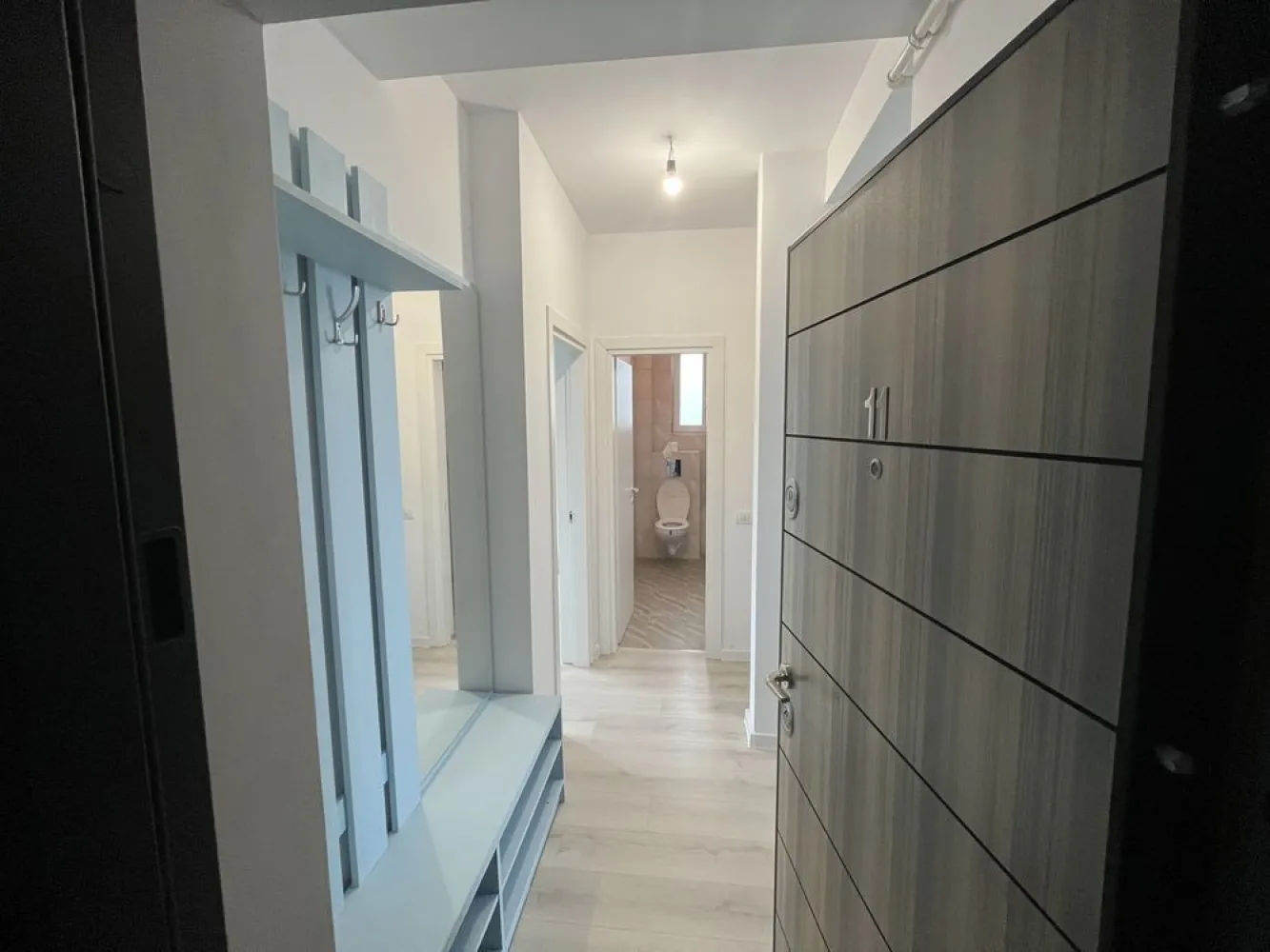 Apartament doua camere Mamaia nord - Vând apartament doua camere zona Mamaia Nord, racordat la utilități, suprafata construită 53mp, suprafata utila 46mp, aer Conditionat montat, mobila de Bucătărie și hol incluse in preț, este situat pe partea cu marea și la aproximativ 350m de faleza