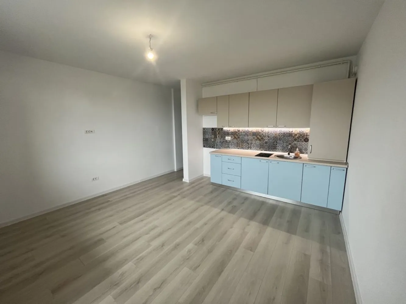 Apartament doua camere Mamaia nord - Vând apartament doua camere zona Mamaia Nord, racordat la utilități, suprafata construită 53mp, suprafata utila 46mp, aer Conditionat montat, mobila de Bucătărie și hol incluse in preț, este situat pe partea cu marea și la aproximativ 350m de faleza