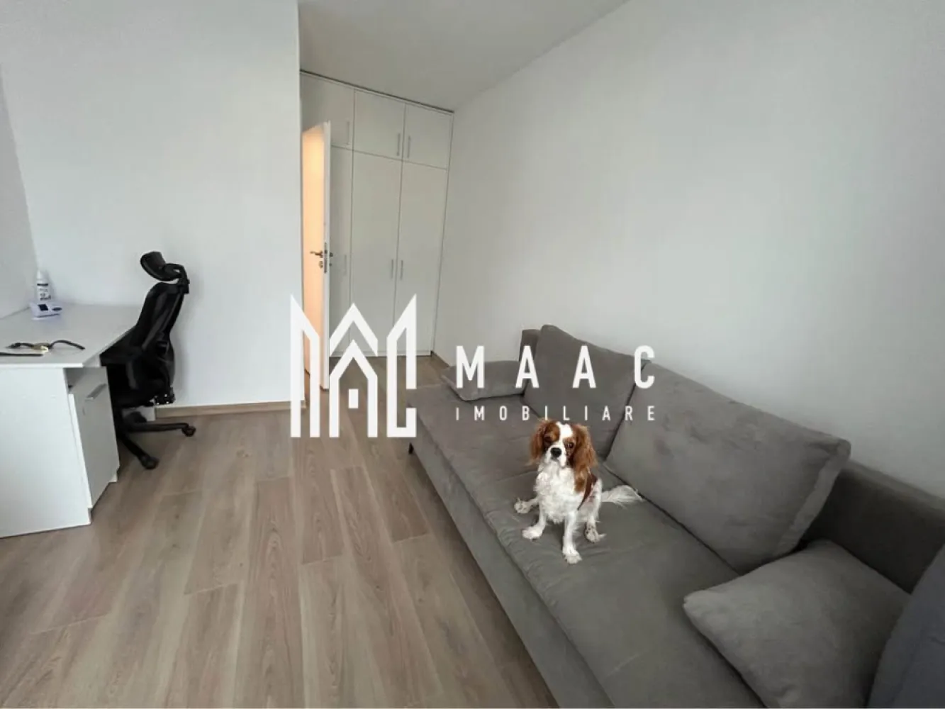 Duplex modern și elegant | 119 MPU | Teren 300 mp | Arhitecților - Maac Imobiliare prezintă spre vânzare un imobil tip duplex, situat într-o zonă liniștită și exclusiv de case din Cartierul Arhitecților. Construcția este nouă, finalizată în anul 2023, cu un design modern și finisaje de calitate superioară. Detalii generale: Suprafață utilă: 119,25 mp Suprafață teren: 300 mp (aprox. 200 mp teren liber) Curte amenajată cu: pavaj, gazon, plante ornamentale, grătar din piatră și terasă acoperită Balcoane aferente dormitoarelor Carport inclus Compartimentare: Parter: living spațios și luminos, bucătărie separată cu mobilier pe comandă (închisă cu pereți din sticlă securizată), baie cu duș, spațiu de depozitare, terasă și carport. Etaj: 3 dormitoare generoase (unul matrimonial cu pat 2x2 m și dressing cu mobilier pe comandă, al doilea cu pat matrimonial 1,6x2 m, al treilea cu canapea extensibilă), baie principală deosebită, hol, două balcoane. Avantaje: Se vinde complet mobilat și utilat, exact ca în fotografii Dotări moderne, inclusiv sistem de aer condiționat Curte generoasă, perfectă pentru relaxare și activități în aer liber Cartier rezidențial liniștit, ideal pentru o viață de familie Pentru mai multe informatii specificati ID: CP2750550 }}