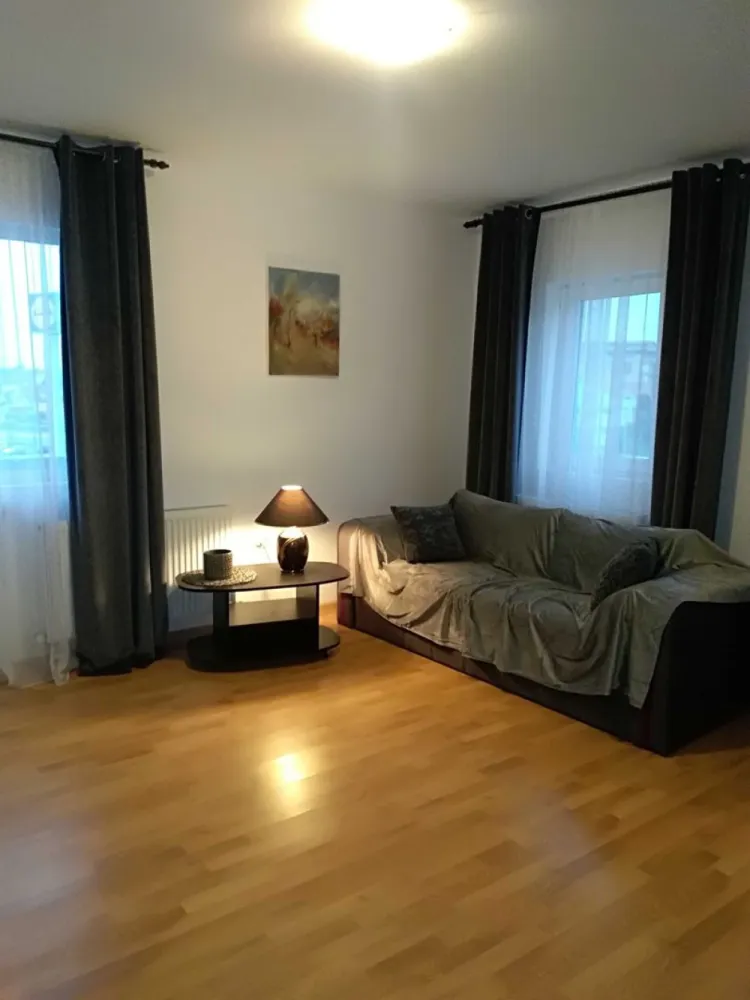 Proprietar -Vând apartament spațios la mare - Vând apartament spațios, decomandat, de 64mp,cu două camere, bucătărie separată, două holuri, două balcoane. Apartamentul este situat în Mamaia Nord, lângă magazinul Lidl și 100m de mare.