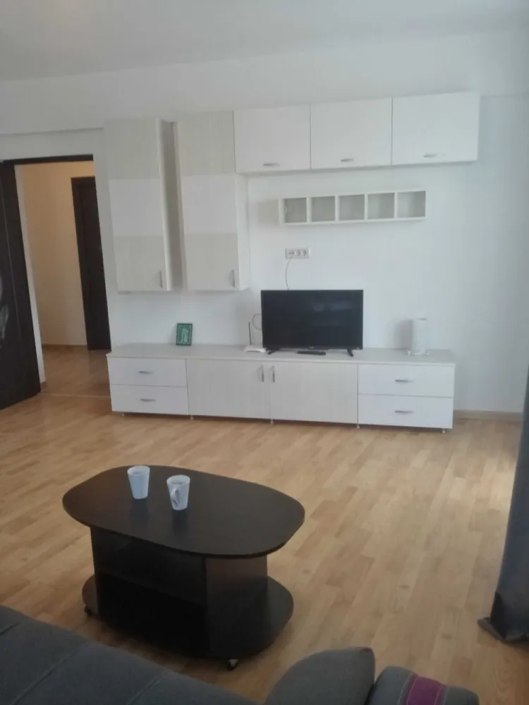 Proprietar -Vând apartament spațios la mare - Vând apartament spațios, decomandat, de 64mp,cu două camere, bucătărie separată, două holuri, două balcoane. Apartamentul este situat în Mamaia Nord, lângă magazinul Lidl și 100m de mare.
