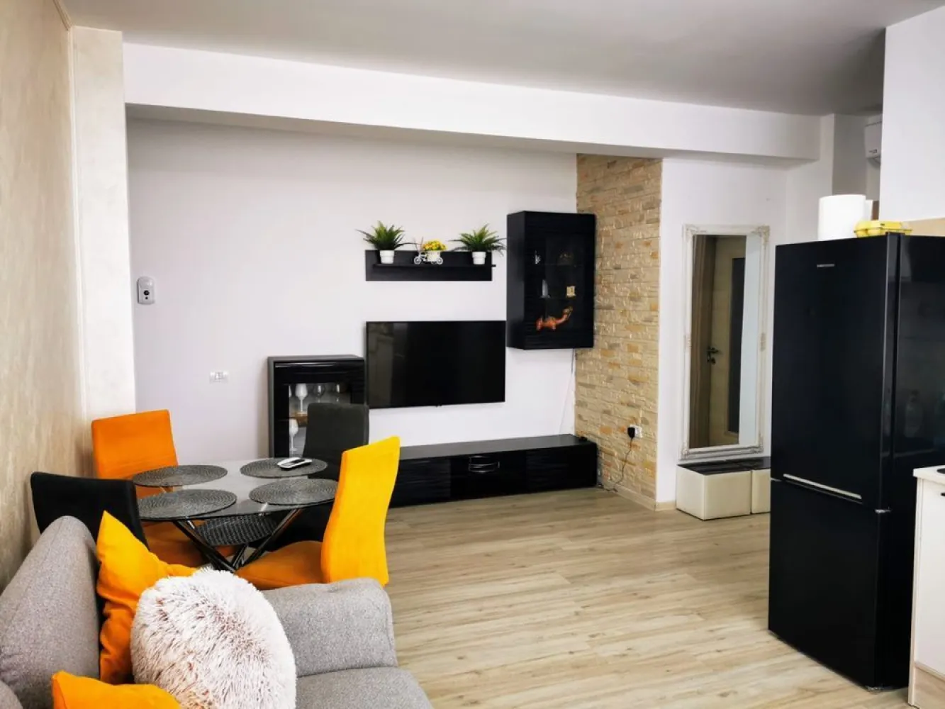 ‼️Apartament Mamaia mobilat, vedere la mare, 50mp pana la plaja ‼️ - MAMAIA vedere la mare str prelungirea D13 Proprietar Bloc nou 2020 Apartament 2 camere, la 50 m de plaja langa Alezzi, Oneiro, Leon. 54mp utili, 7 mp balcon, mobilat utilat modern lux, complet ca in poze. Ideal pt investitie spre inchiriere, se realizeaza profit pe sezon minim 6000 euro. Zona superba, linistita, plaja naturala nelatita, foarte multe restaurante si baruri de top in zona. Proprietar. Accept colaborare cu agentii, nu dau comision. Pret fix, accept schimburi auto evaluate corect !!!