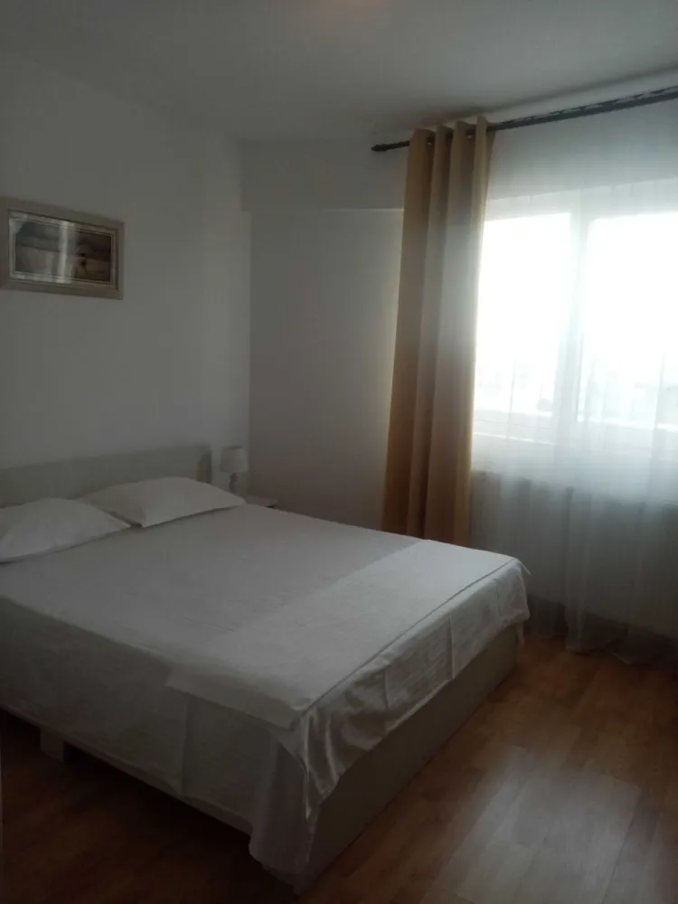 Proprietar -Vând apartament spațios la mare - Vând apartament spațios, decomandat, de 64mp,cu două camere, bucătărie separată, două holuri, două balcoane. Apartamentul este situat în Mamaia Nord, lângă magazinul Lidl și 100m de mare.