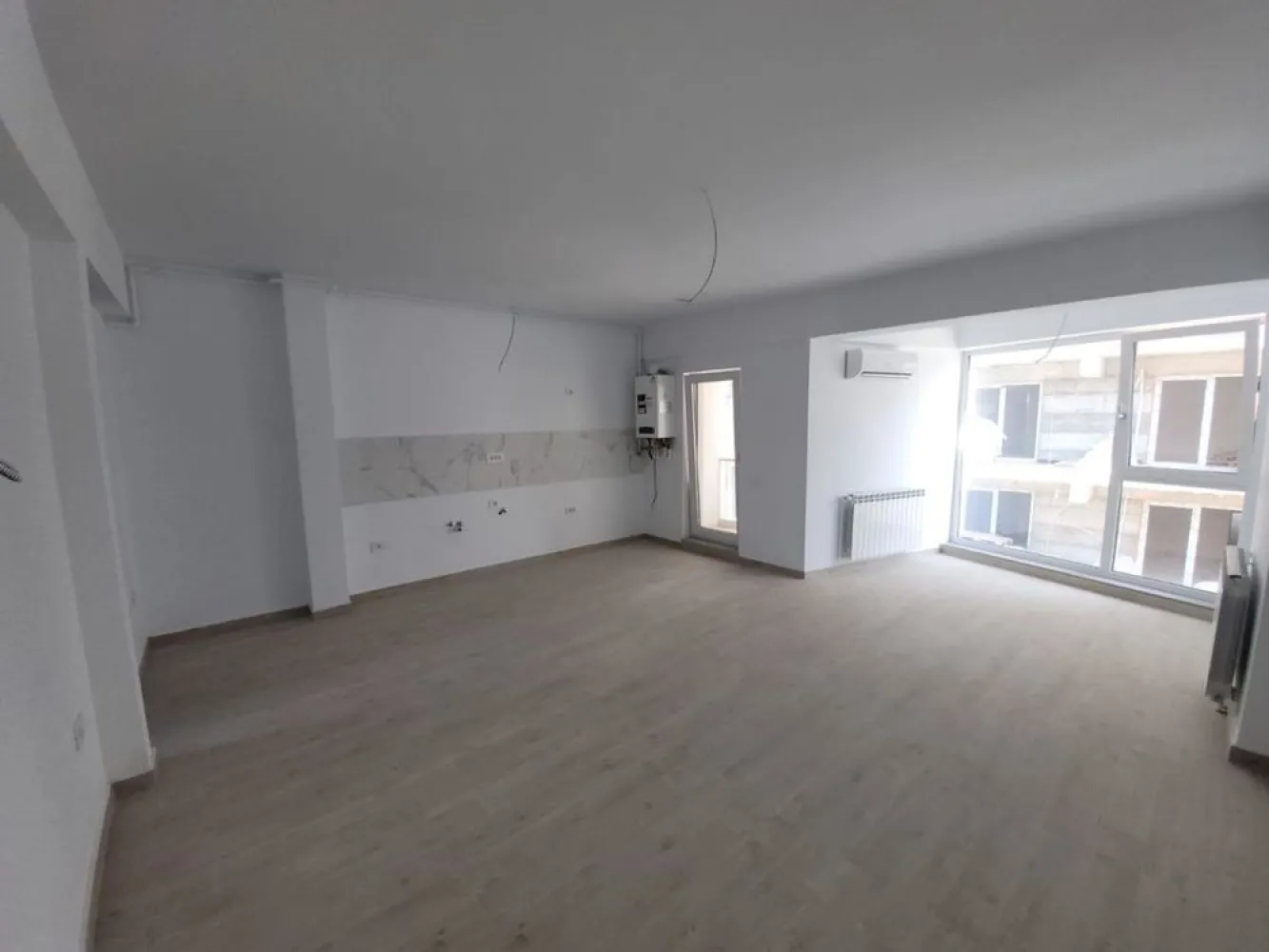 Apartament 2 camere-piscina cu pool bar Mamaia Nord - Alege apartamentul cu 2 camere ideal pentru vacanță și te bucuri de mare în orice anotimp. Acesta include facilități exclusive, chiar și pentru cei mai exigenți clienți: piscină cu pool bar la ultimul etaj, terasa individuala, loc de joacă pentru copii, spații verzi, parcare privată cu acces controlat și sistem de supraveghere video + multe altele; Apartamentul beneficiază de următoarele dotări și finisaje: tâmplărie PVC Veka, profil culoare gri antracit și geam tripan, 4 seasons, Low-E lifturi de mare viteză Schindler aer condiționat Daikin 12.000BTU cu Wi-Fi centrală proprie pe gaz (28kw) control acces pentru fiecare apartament cu yale inteligente și ușă metalică antiefracție – Ital Porte uși de interior – pardoseli placate cu gresie caldă tip parchet – import Italia baie complet utilata și mobilata calorifere decorative din aluminiu pereți finisați cu vopsea lavabilă prize și întrerupătoare modulare casa scării dotată cu: tavane tip Barrisol, granit, balustrade din inox fibră optică în fiecare apartament, internet și telefonie etc Cei interesati ma pot contacta pentru o vizionare la nr de tel afisat.