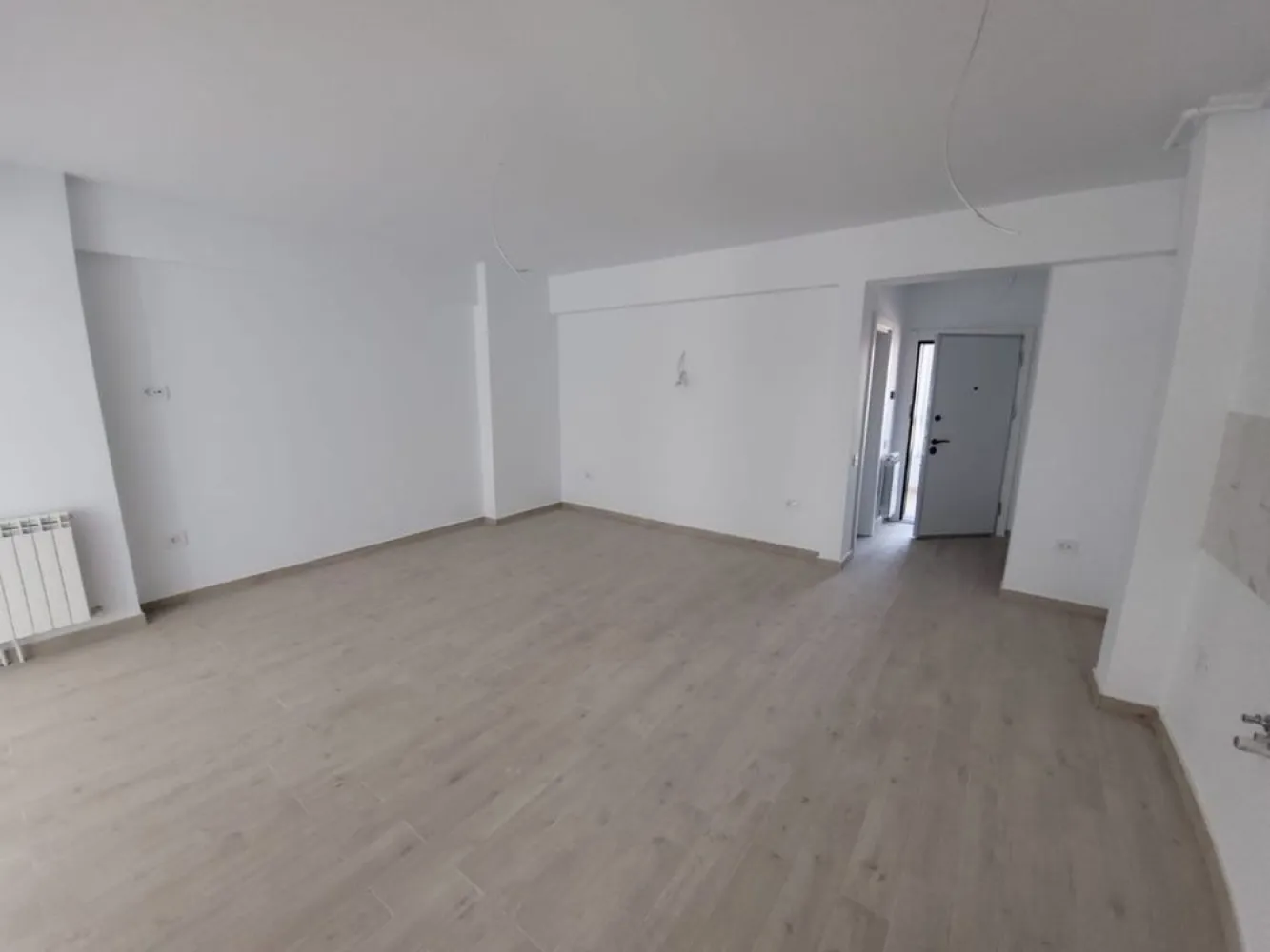 Apartament 2 camere-piscina cu pool bar Mamaia Nord - Alege apartamentul cu 2 camere ideal pentru vacanță și te bucuri de mare în orice anotimp. Acesta include facilități exclusive, chiar și pentru cei mai exigenți clienți: piscină cu pool bar la ultimul etaj, terasa individuala, loc de joacă pentru copii, spații verzi, parcare privată cu acces controlat și sistem de supraveghere video + multe altele; Apartamentul beneficiază de următoarele dotări și finisaje: tâmplărie PVC Veka, profil culoare gri antracit și geam tripan, 4 seasons, Low-E lifturi de mare viteză Schindler aer condiționat Daikin 12.000BTU cu Wi-Fi centrală proprie pe gaz (28kw) control acces pentru fiecare apartament cu yale inteligente și ușă metalică antiefracție – Ital Porte uși de interior – pardoseli placate cu gresie caldă tip parchet – import Italia baie complet utilata și mobilata calorifere decorative din aluminiu pereți finisați cu vopsea lavabilă prize și întrerupătoare modulare casa scării dotată cu: tavane tip Barrisol, granit, balustrade din inox fibră optică în fiecare apartament, internet și telefonie etc Cei interesati ma pot contacta pentru o vizionare la nr de tel afisat.