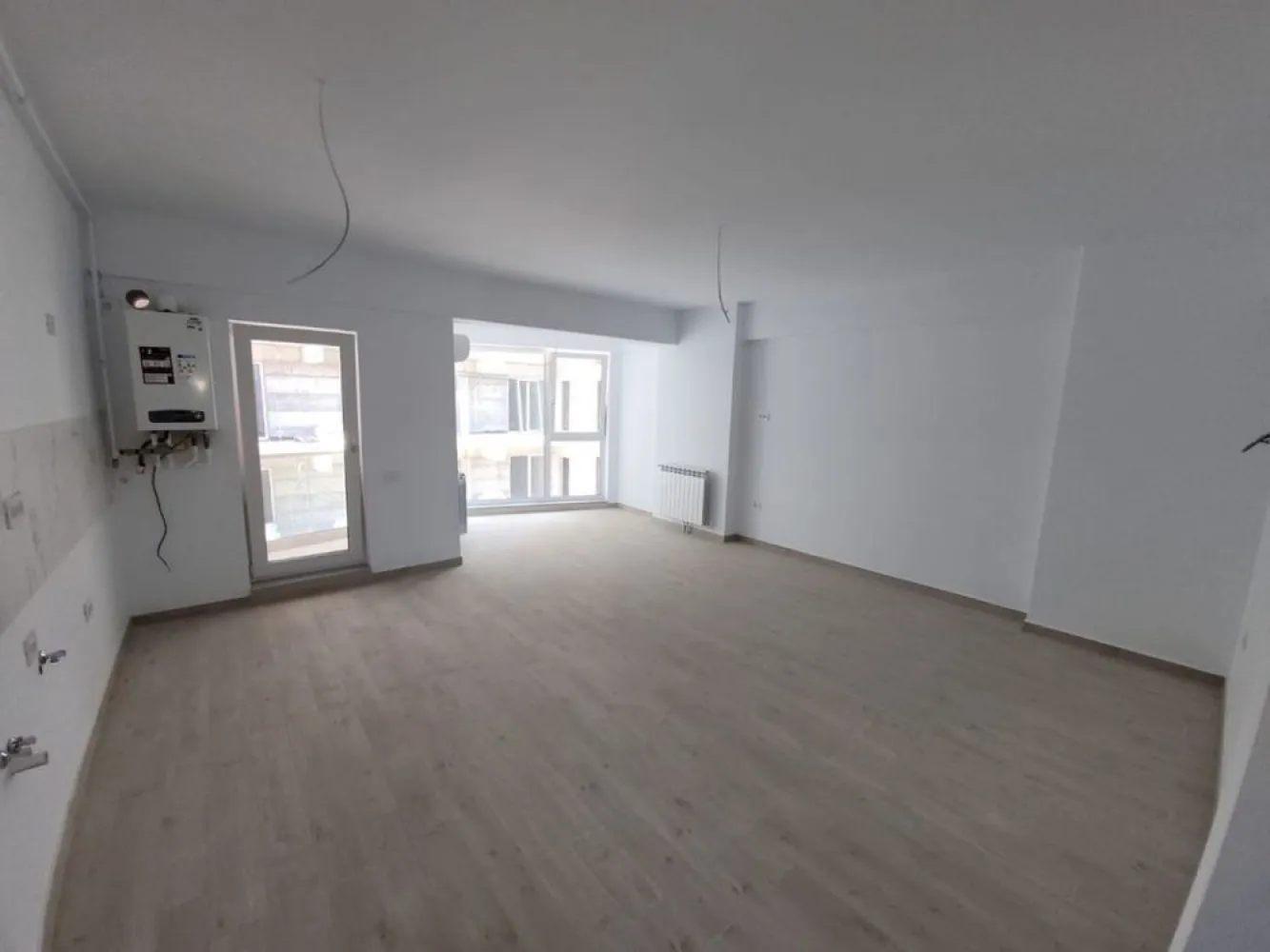 Apartament 2 camere-piscina cu pool bar Mamaia Nord - Alege apartamentul cu 2 camere ideal pentru vacanță și te bucuri de mare în orice anotimp. Acesta include facilități exclusive, chiar și pentru cei mai exigenți clienți: piscină cu pool bar la ultimul etaj, terasa individuala, loc de joacă pentru copii, spații verzi, parcare privată cu acces controlat și sistem de supraveghere video + multe altele; Apartamentul beneficiază de următoarele dotări și finisaje: tâmplărie PVC Veka, profil culoare gri antracit și geam tripan, 4 seasons, Low-E lifturi de mare viteză Schindler aer condiționat Daikin 12.000BTU cu Wi-Fi centrală proprie pe gaz (28kw) control acces pentru fiecare apartament cu yale inteligente și ușă metalică antiefracție – Ital Porte uși de interior – pardoseli placate cu gresie caldă tip parchet – import Italia baie complet utilata și mobilata calorifere decorative din aluminiu pereți finisați cu vopsea lavabilă prize și întrerupătoare modulare casa scării dotată cu: tavane tip Barrisol, granit, balustrade din inox fibră optică în fiecare apartament, internet și telefonie etc Cei interesati ma pot contacta pentru o vizionare la nr de tel afisat.