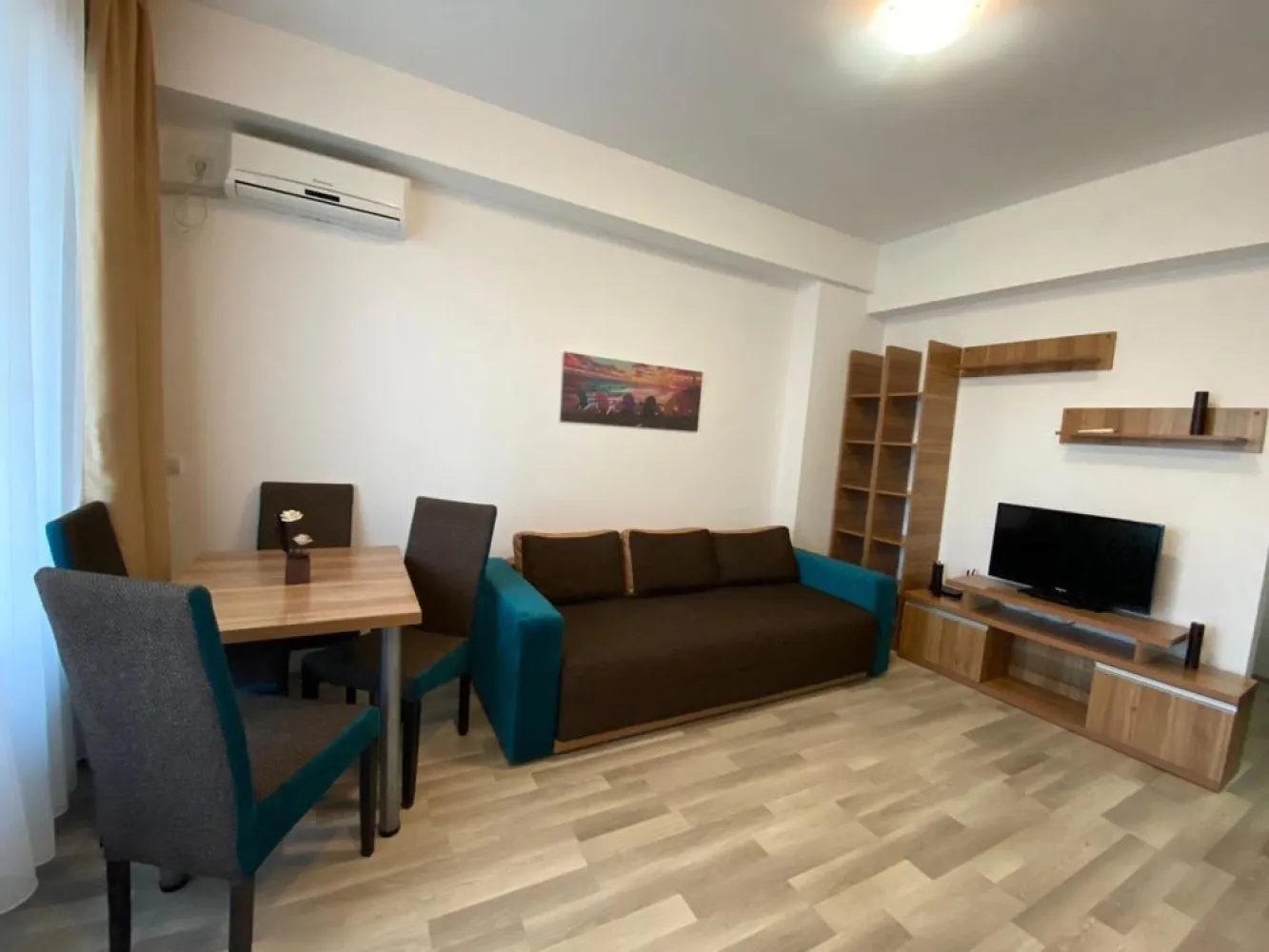 Apartament Mamaia Summerland - Apartament 2 cam , Vedere la Mare .loc de parcare.Bloc cu lift Schindler . La doar 100 metri de plaja Apartamentul este format din living open space cu canapea extensibila, bucatarie si baie utilate complet, dormitor cu pat matrimonial ( acces la balcon din dormitor si din living) , terasa cu vedere la mare de 8 m2 , amenajat si dotat , modern si curat dispune de urmatoarele dotari : -Centrala pe gaz - TV smart ( living si dormitor) - cablu tv - Internet - aer condiționat - frigider - plită - masina de spalat rufe - cuptor cu microunde - filtru pentru cafea - prajitor paine . Ideal investitii , inchiarat pe sezon estival si nu numai . Mai multe detalii la telefon
