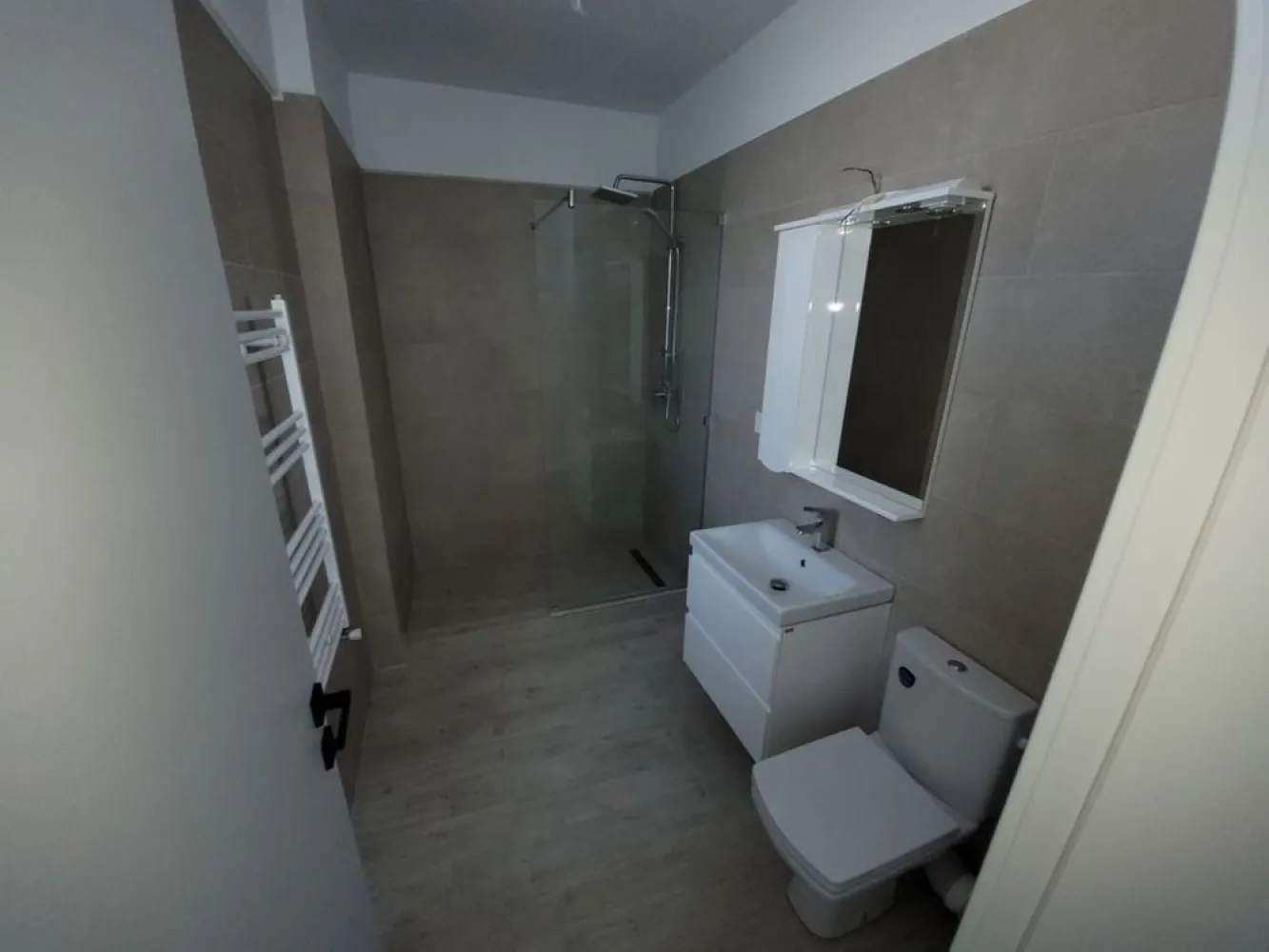 Apartament 2 camere-piscina cu pool bar Mamaia Nord - Alege apartamentul cu 2 camere ideal pentru vacanță și te bucuri de mare în orice anotimp. Acesta include facilități exclusive, chiar și pentru cei mai exigenți clienți: piscină cu pool bar la ultimul etaj, terasa individuala, loc de joacă pentru copii, spații verzi, parcare privată cu acces controlat și sistem de supraveghere video + multe altele; Apartamentul beneficiază de următoarele dotări și finisaje: tâmplărie PVC Veka, profil culoare gri antracit și geam tripan, 4 seasons, Low-E lifturi de mare viteză Schindler aer condiționat Daikin 12.000BTU cu Wi-Fi centrală proprie pe gaz (28kw) control acces pentru fiecare apartament cu yale inteligente și ușă metalică antiefracție – Ital Porte uși de interior – pardoseli placate cu gresie caldă tip parchet – import Italia baie complet utilata și mobilata calorifere decorative din aluminiu pereți finisați cu vopsea lavabilă prize și întrerupătoare modulare casa scării dotată cu: tavane tip Barrisol, granit, balustrade din inox fibră optică în fiecare apartament, internet și telefonie etc Cei interesati ma pot contacta pentru o vizionare la nr de tel afisat.