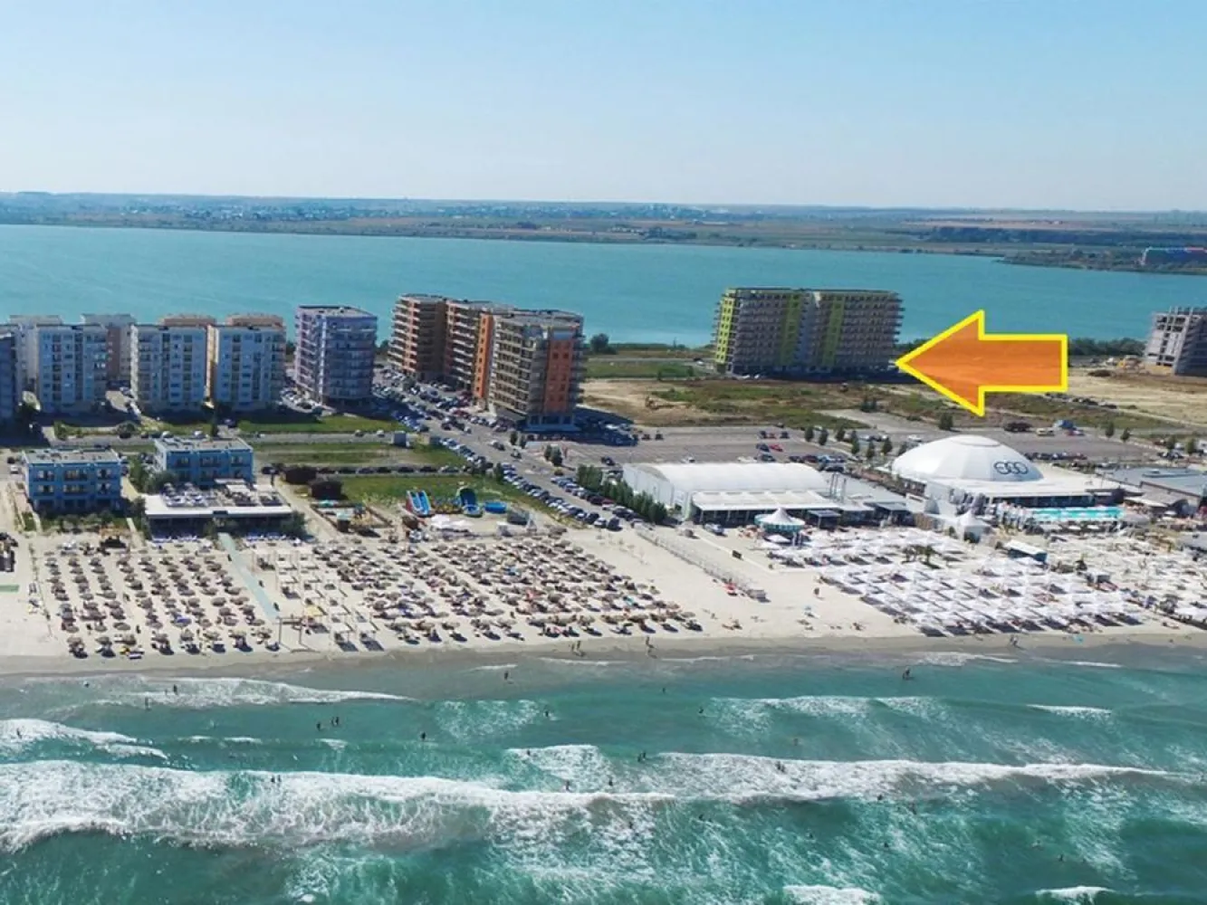 Apartament Mamaia Summerland - Apartament 2 cam , Vedere la Mare .loc de parcare.Bloc cu lift Schindler . La doar 100 metri de plaja Apartamentul este format din living open space cu canapea extensibila, bucatarie si baie utilate complet, dormitor cu pat matrimonial ( acces la balcon din dormitor si din living) , terasa cu vedere la mare de 8 m2 , amenajat si dotat , modern si curat dispune de urmatoarele dotari : -Centrala pe gaz - TV smart ( living si dormitor) - cablu tv - Internet - aer condiționat - frigider - plită - masina de spalat rufe - cuptor cu microunde - filtru pentru cafea - prajitor paine . Ideal investitii , inchiarat pe sezon estival si nu numai . Mai multe detalii la telefon
