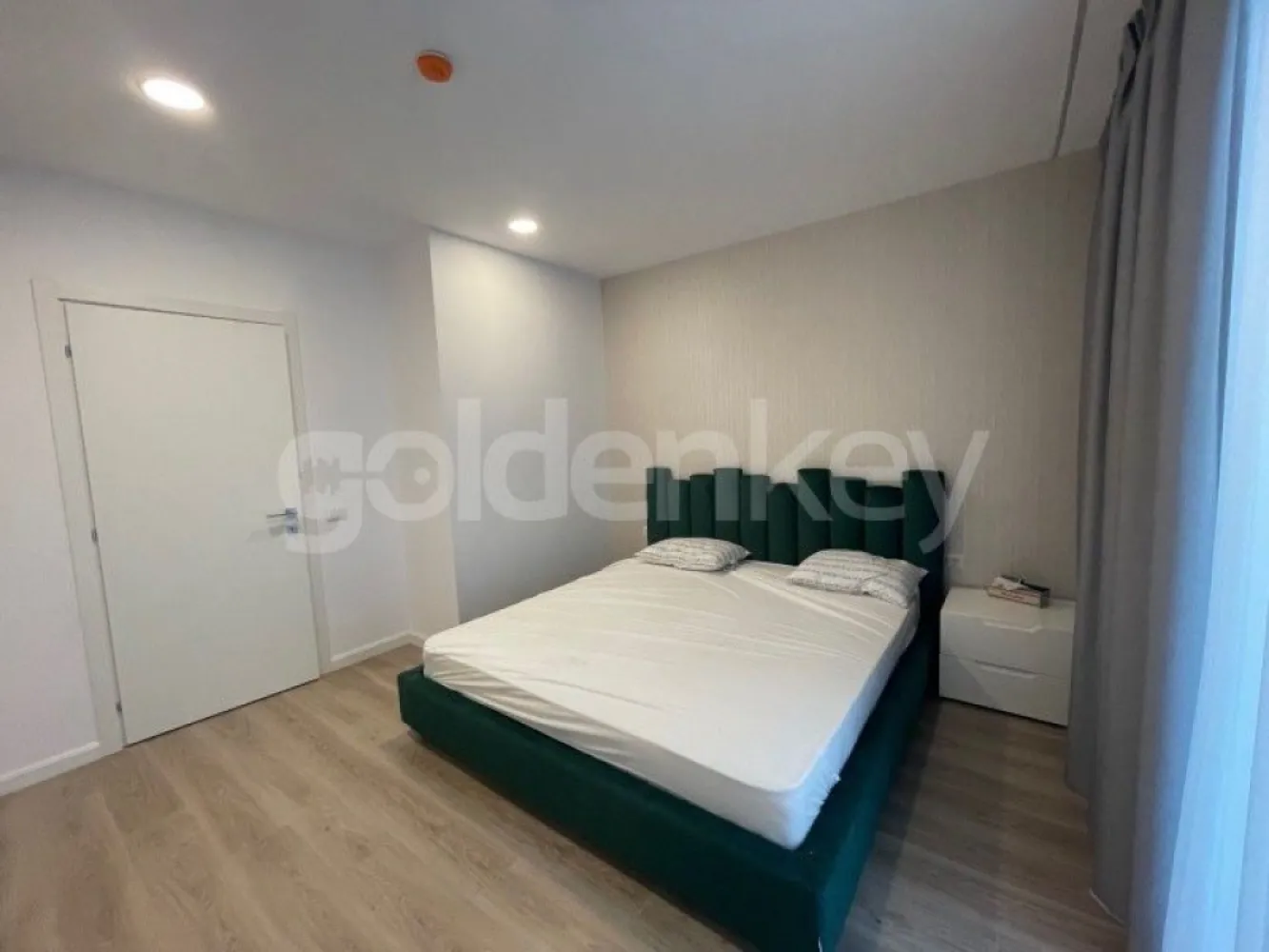 Proprietar vând Apartament 2 camere lângă plaja - Amplasat in zona de nord a statiunii Mamaia, la 100 m de plaja, acest apartament este situat la etajul 4 al unui imobil rezidential de lux ce se desfasoara pe 9 nivele, P+8, finalizat in 2021. Finisajele si mobilierul sunt de calitate superioara - ferestre Aluminiu Reynaers , pardoseli din ceramica Porcelanosa, lift Schindler, fatada ventilata, obiecte sanitare Grohe, centrala Viessman etc. Apartamentul are o suprafata utila este de 63.1 mp si este compus din living generos cu bucatarie deschisa(26mp), dormitor(15.1mp), baie si 2 terase.