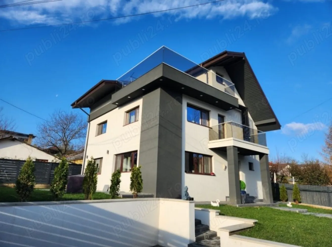 Vindem casă cu terasă lângă hanul Trei Sarmale - Casa are 90 de metri pătrați la sol și este compusă din parter, etaj și mansardă, în total 222 de metri pătrați. Imobilul poate fi folosit ca și locuință dar și sediu de firmă. La mansardă, imobilul are o teresă frumoasă cu priveliște. Casa este prevăzută cu trei băi, câte una la fiecare nivel. La parter sunt livingul, și bucătăria, le etaj camera matrimonială, plus o altă cameră cât și dresingul. La mansardă mai sunt două camere. Terenul pe care este amplasată casa măsoară 410 metri pătrați și este situat la stradă, la 1200 metri de Hanul Trei Sarmale, pe șoseaua Bârnova. De altfel, proprietatea se află pe teritoriul municipiului Iași. Casa este construită în anul 2011 pe fundație din beton armat, iar corpul este din cărămidă, fiind renovat în anul 2023. De asemenea, acoperișul este realizat din țiglă metalică și tablă de tip Lindab. Casa se vinde complet mobilată iar proprietarii au disponibile două locuri de parcare cu porți actionate cu telecomandă. În curte este amenajat și un loc ingrădit, betonat, prevăzut cu scurgere, în eventualitatea în care aveți doriți căței. Imobilul poate fi folosit și ca sediu de birouri.
