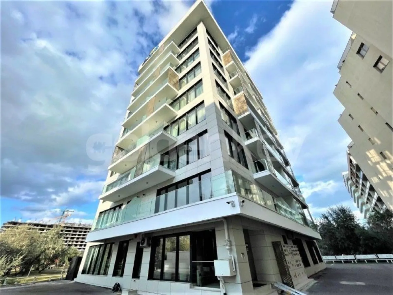 Proprietar vând Apartament 2 camere lângă plaja - Amplasat in zona de nord a statiunii Mamaia, la 100 m de plaja, acest apartament este situat la etajul 4 al unui imobil rezidential de lux ce se desfasoara pe 9 nivele, P+8, finalizat in 2021. Finisajele si mobilierul sunt de calitate superioara - ferestre Aluminiu Reynaers , pardoseli din ceramica Porcelanosa, lift Schindler, fatada ventilata, obiecte sanitare Grohe, centrala Viessman etc. Apartamentul are o suprafata utila este de 63.1 mp si este compus din living generos cu bucatarie deschisa(26mp), dormitor(15.1mp), baie si 2 terase.