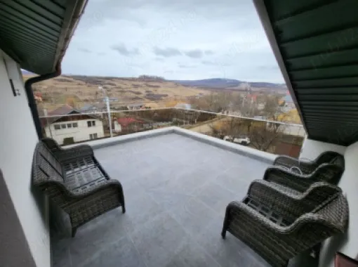 Vindem casă cu terasă lângă hanul Trei Sarmale