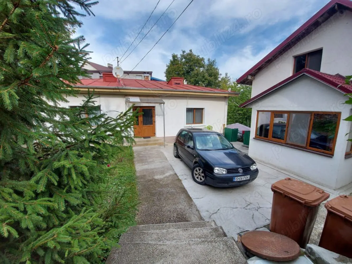 Vând casă Stradela Scaricica - Exclus agenții Persoana fizica Vând casă la 2 min.de Lic. Mihai Eminescu,la 5 min de centru,la 10min.de Universitatea Alexandru Ioan Cuza Iași Merită văzută Nu deranjați inutil!