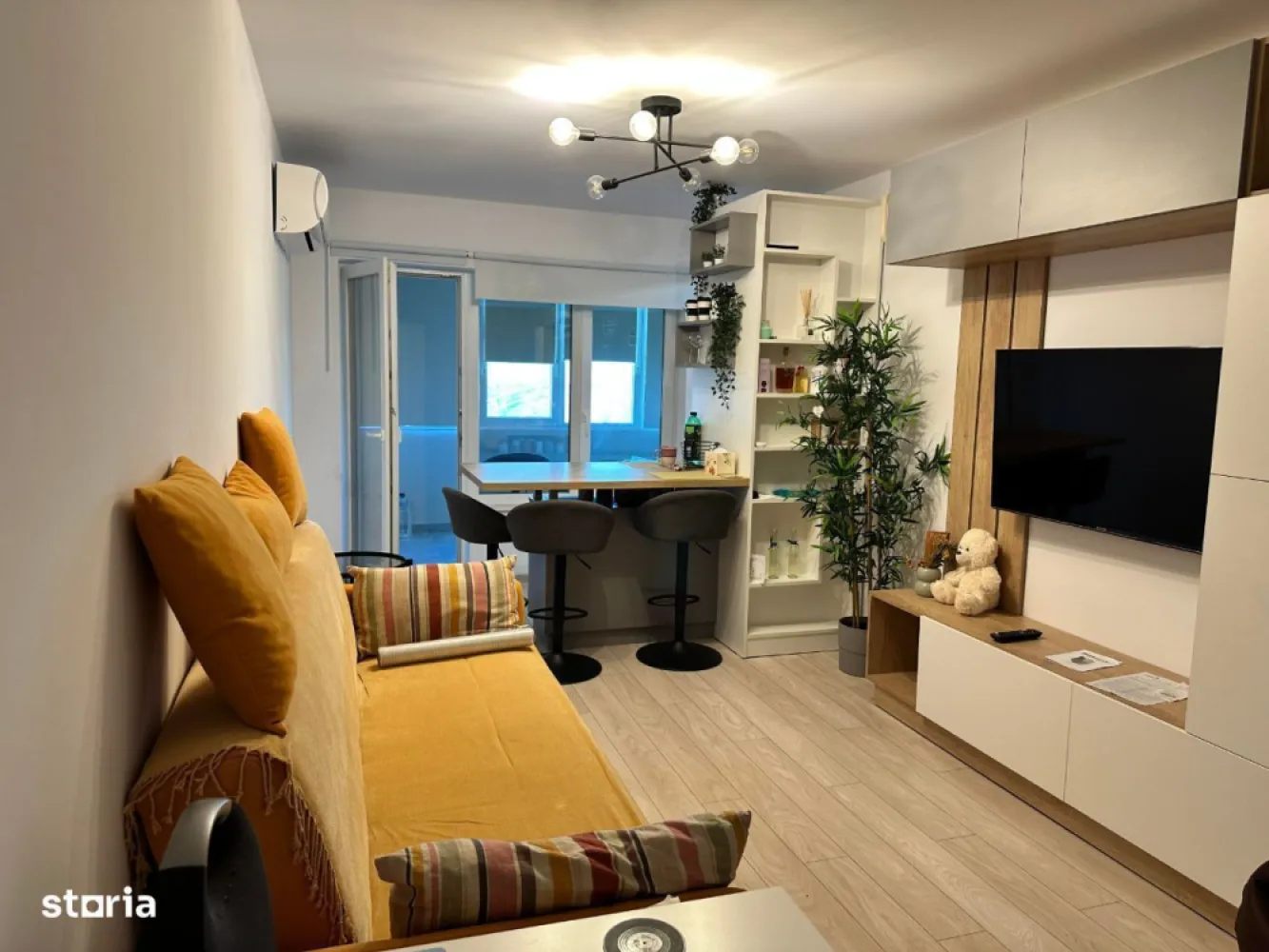 Apartament 3 camere Copou - mobilat - Persoana fizica vand apartament 3 camere, 2 bai in bloc nou din 2022 in Copou, zona complex Rasarit de Soare, mobilat si gata pentru mutare. Blocul are 2 lifturi, demisol multipark, parcari biciclete, loc de joaca pentru copii. Bucatarie utilata (cuptor electric, microunde, masina de spalat vase) Incalzire in pardoseala cu centrala termica pe gaz (inclusiv in balconul inchis) Aer conditionat. Suprafata utila 66.4m2 Balcon inchis 8.9 m2 Loc de parcare cu CF la exterior inclus in pret. Apartamentul se vinde cu toata mobila si electrocasnicele conform pozelor. Orinetare spre SV, beneficiaza de lumina naturala pe tot parcursul zilei si priveliste panoramica.