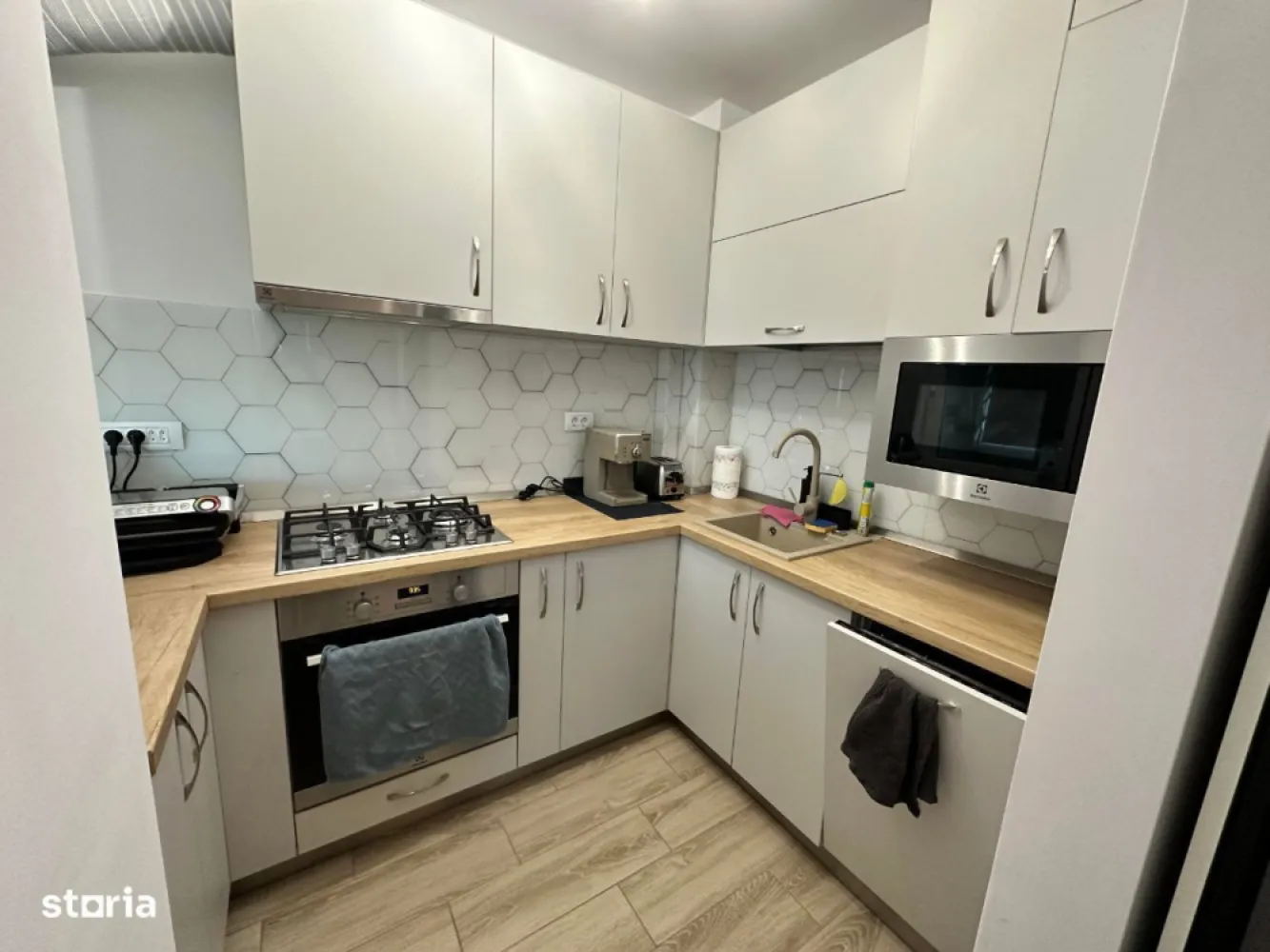 Apartament 3 camere Copou - mobilat - Persoana fizica vand apartament 3 camere, 2 bai in bloc nou din 2022 in Copou, zona complex Rasarit de Soare, mobilat si gata pentru mutare. Blocul are 2 lifturi, demisol multipark, parcari biciclete, loc de joaca pentru copii. Bucatarie utilata (cuptor electric, microunde, masina de spalat vase) Incalzire in pardoseala cu centrala termica pe gaz (inclusiv in balconul inchis) Aer conditionat. Suprafata utila 66.4m2 Balcon inchis 8.9 m2 Loc de parcare cu CF la exterior inclus in pret. Apartamentul se vinde cu toata mobila si electrocasnicele conform pozelor. Orinetare spre SV, beneficiaza de lumina naturala pe tot parcursul zilei si priveliste panoramica.