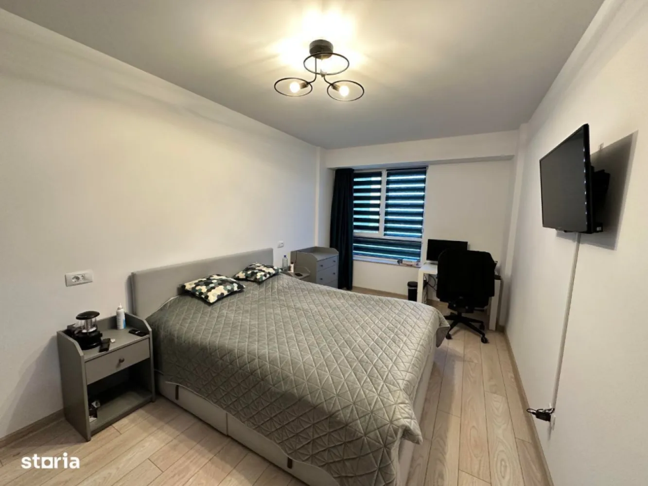 Apartament 3 camere Copou - mobilat - Persoana fizica vand apartament 3 camere, 2 bai in bloc nou din 2022 in Copou, zona complex Rasarit de Soare, mobilat si gata pentru mutare. Blocul are 2 lifturi, demisol multipark, parcari biciclete, loc de joaca pentru copii. Bucatarie utilata (cuptor electric, microunde, masina de spalat vase) Incalzire in pardoseala cu centrala termica pe gaz (inclusiv in balconul inchis) Aer conditionat. Suprafata utila 66.4m2 Balcon inchis 8.9 m2 Loc de parcare cu CF la exterior inclus in pret. Apartamentul se vinde cu toata mobila si electrocasnicele conform pozelor. Orinetare spre SV, beneficiaza de lumina naturala pe tot parcursul zilei si priveliste panoramica.